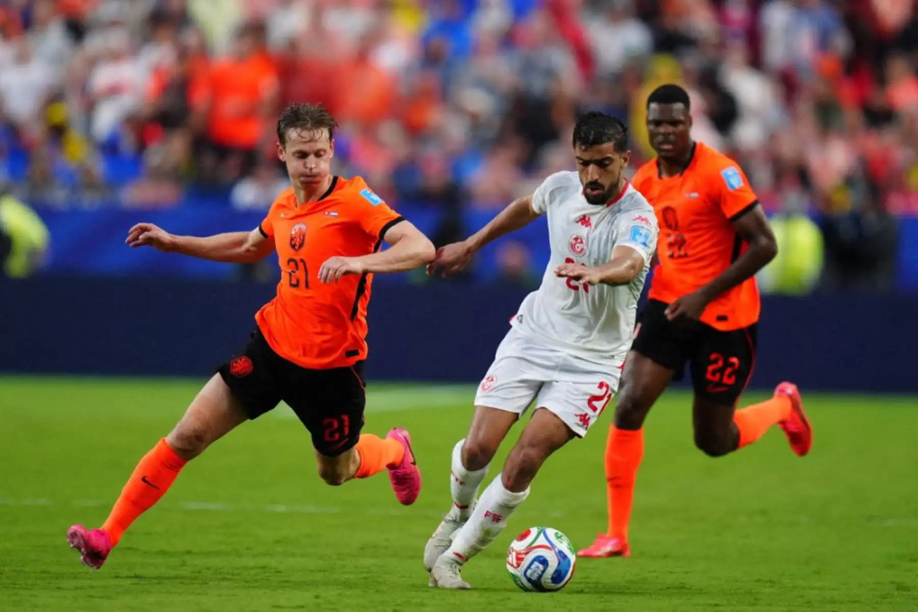 Mohamed Amine Ben Hmida de Túnez en acción contra Frenkie de Jong de los Países Bajos durante el partido de la primera fase del Grupo F de la Copa Mundial de la FIFA 2026 entre Túnez y los Países Bajos en Kansas City, Missouri, Estados Unidos. Foto: ANDINA/AFP