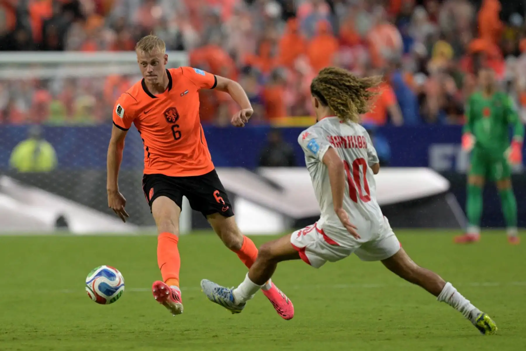 El defensa neerlandés Jan Paul Van Hecke controla el balón mientras es marcado por el centrocampista tunecino Hannibal Mejbri durante el partido de fútbol del Grupo F del Mundial 2026 entre Túnez y los Países Bajos. Foto: ANDINA/AFP