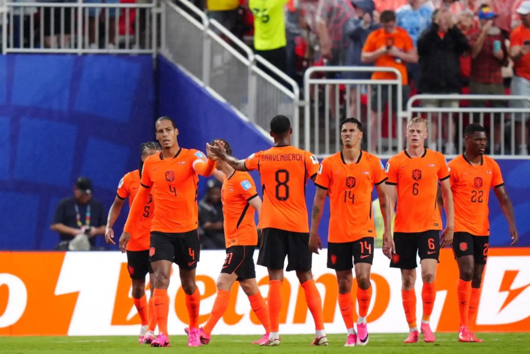 Jugadores de los Países Bajos celebran el gol de Jan Paul van Hecke durante el partido de la primera fase del Grupo F de la Copa Mundial de la FIFA 2026 entre Túnez y los Países Bajos en Kansas City, Missouri, Estados Unidos. Foto: ANDINA/AFP