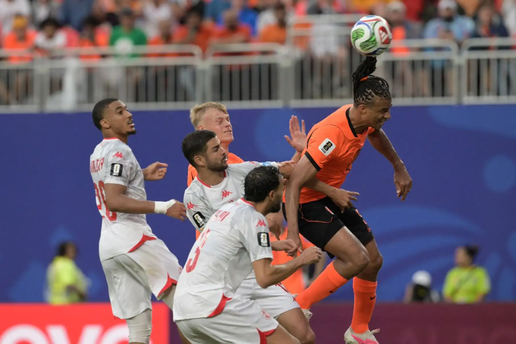 El defensa neerlandés Nathan Aké, cabecea el balón durante el partido de fútbol del Grupo F del Mundial de 2026 entre Túnez y los Países Bajos en el estadio de Kansas City. Foto: ANDINA/AFP