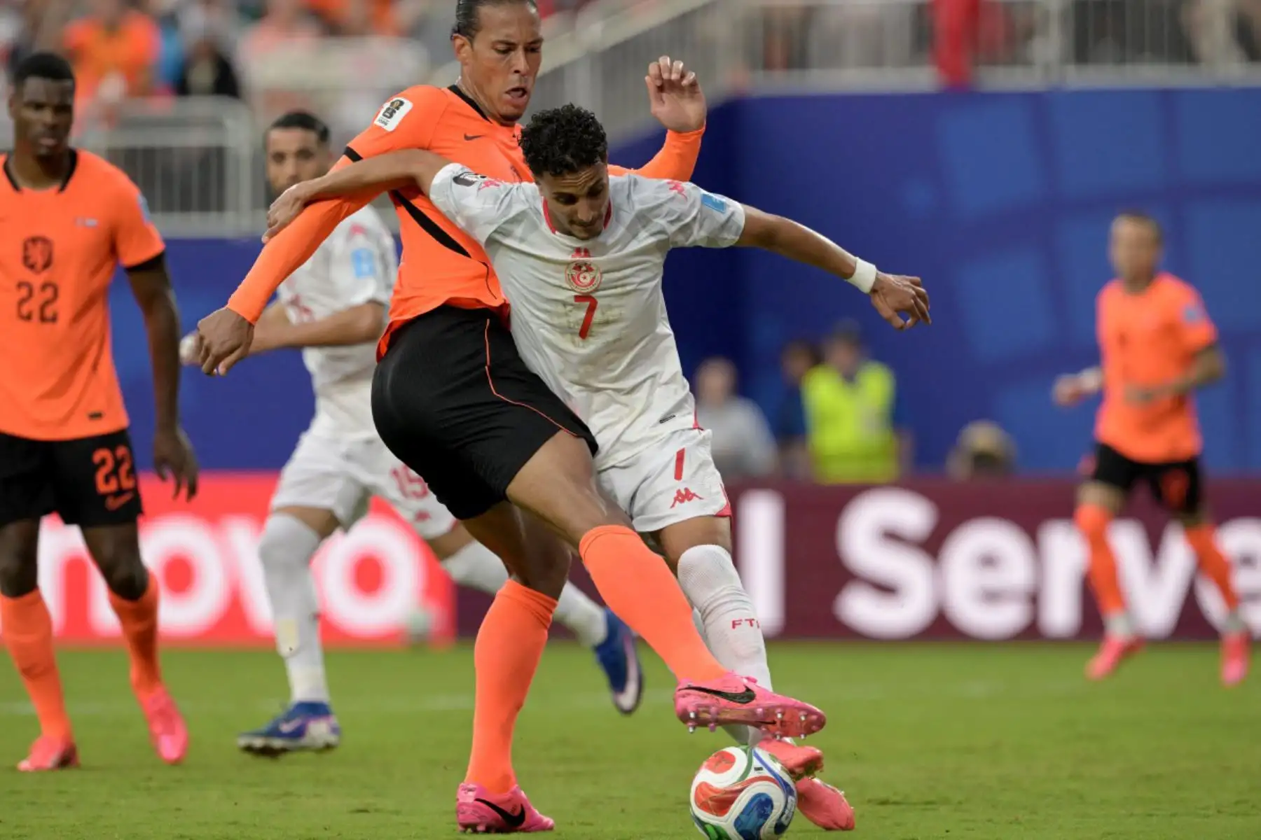 El defensa neerlandés Virgil van Dijk y el delantero tunecino Elias Achouri luchan por el balón durante el partido de fútbol del Grupo F del Mundial de 2026 entre Túnez y los Países Bajos en el estadio de Kansas City. Foto: ANDINA/AFP