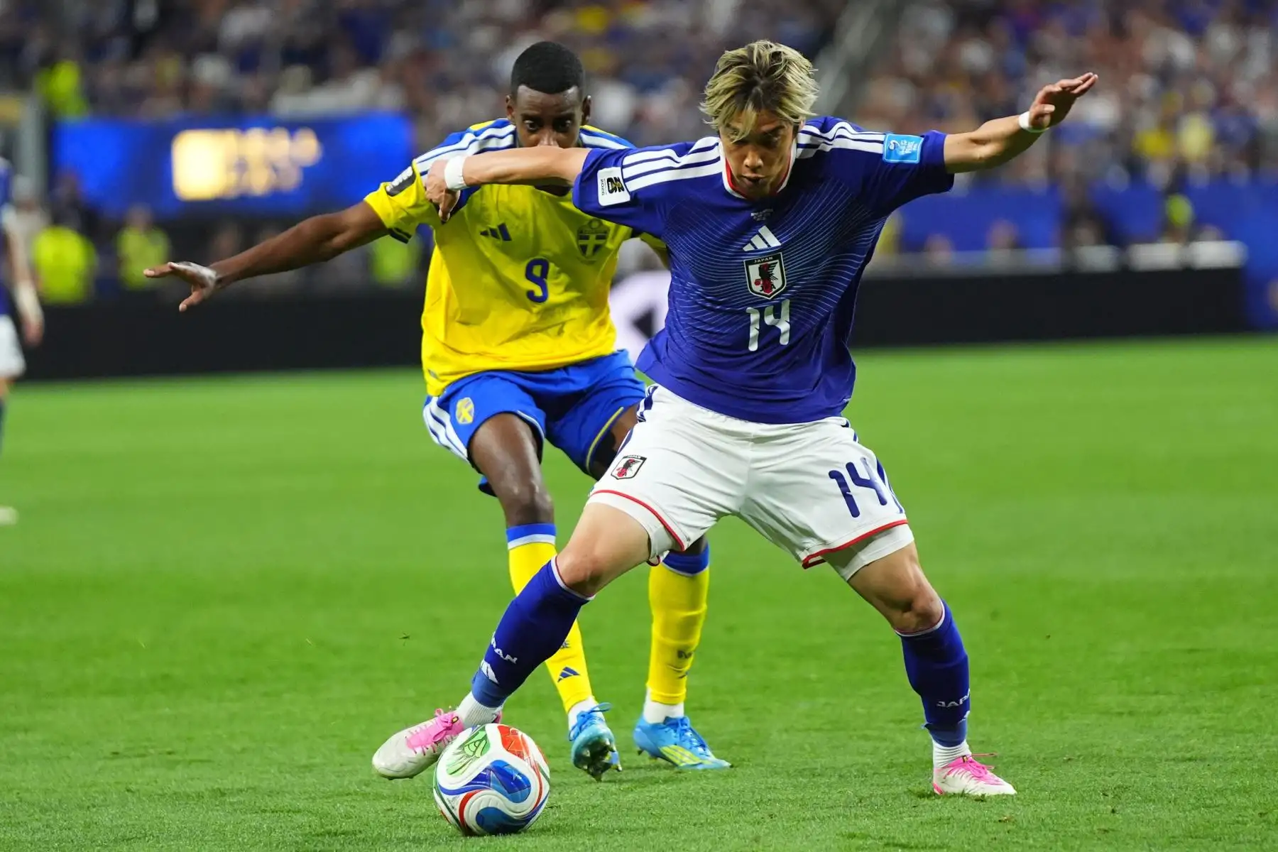 Alexander Isak de Suecia en acción contra Junya Ito de Japón durante el partido de la fase de grupos de la Copa Mundial de la FIFA 2026 entre Japón y Suecia, en Dallas, Texas, EE. UU. Foto: ANDINA/EFE
