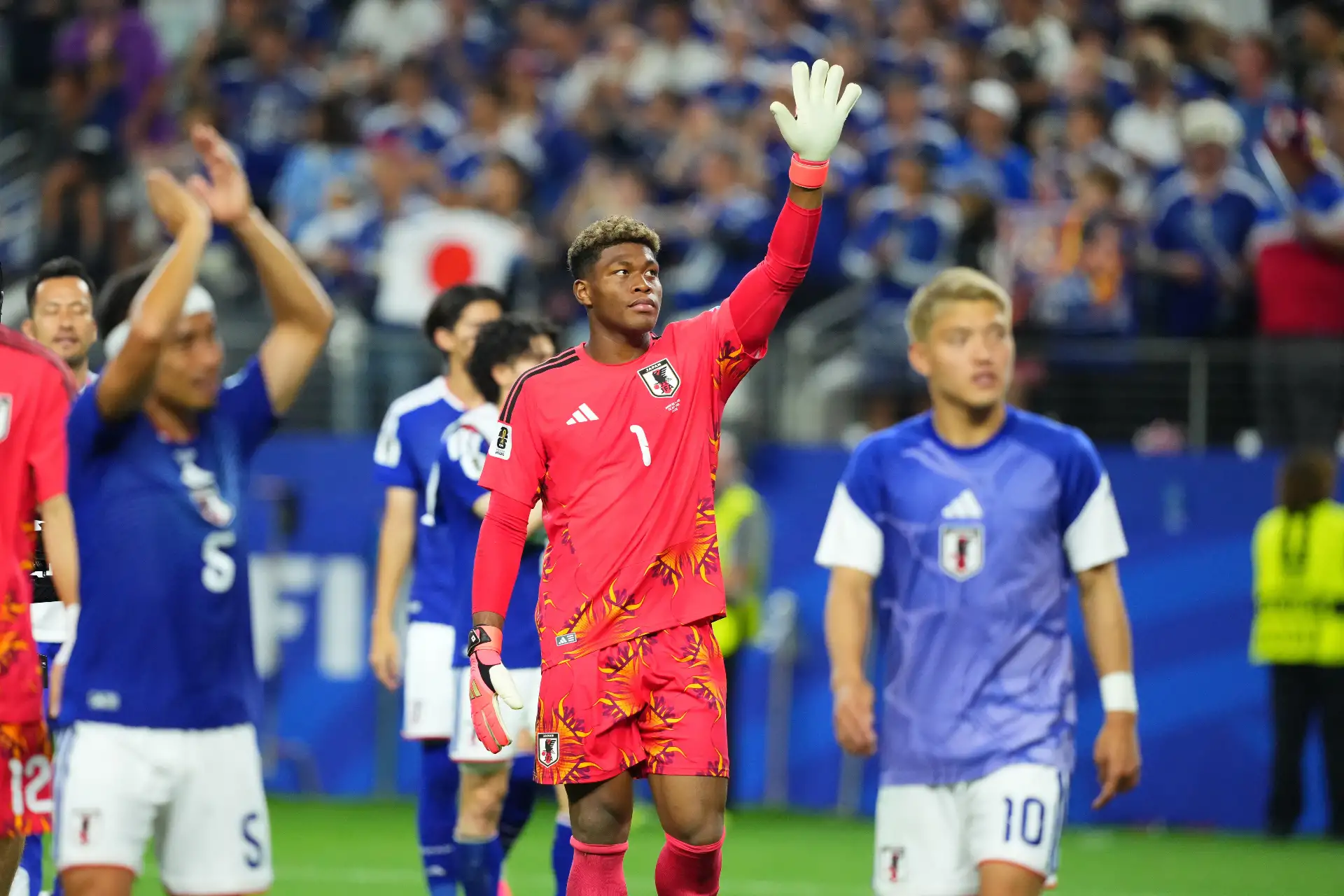 El portero de Japón, Zion Suzuki, y sus compañeros saludan a los aficionados tras el partido de la fase de grupos de la Copa Mundial de la FIFA 2026 entre Japón y Suecia, en Dallas, Texas, EE. UU. Foto: ANDINA/ EFE