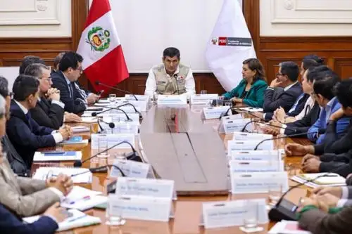 El presidente del Consejo de Ministros, Luis Arroyo, lideró una mesa de diálogo con la gobernadora regional de La Libertad, Joana Cabrera.