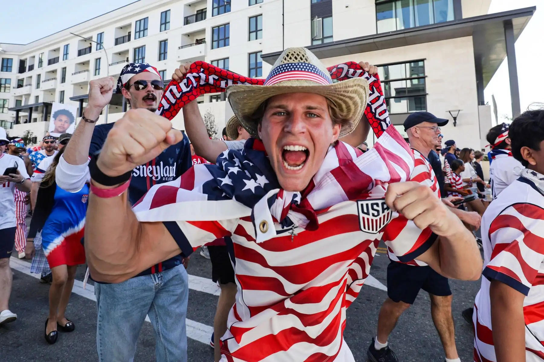 Aficionados estadounidenses vitorean antes del partido de la fase de grupos de la Copa Mundial de la FIFA 2026 entre Turquía y Estados Unidos, en Los Ángeles, Estados Unidos. Foto: ANDINA/EFE