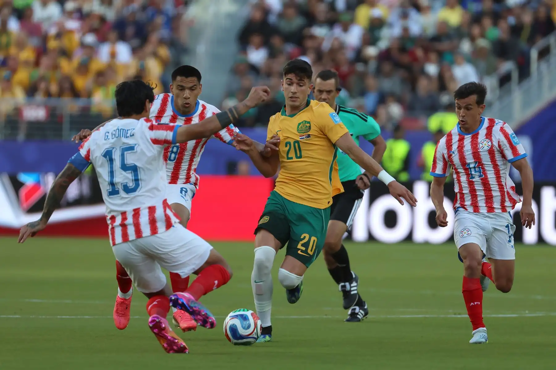 Diego Gómez de Paraguay disputa el balón con Cristian Volpato de Australia este jueves, en un partido del grupo D del Mundial de la FIFA 2026 entre Paraguay y Australia. Foto: ANDINA/EFE