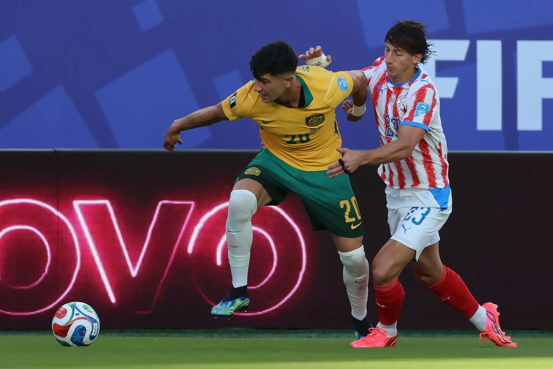 Matías Galarza de Paraguay disputa el balón con Cristian Volpato de Australia este jueves, en un partido del grupo D del Mundial de la FIFA 2026 entre Paraguay y Australia. Foto: ANDINA/ EFE
