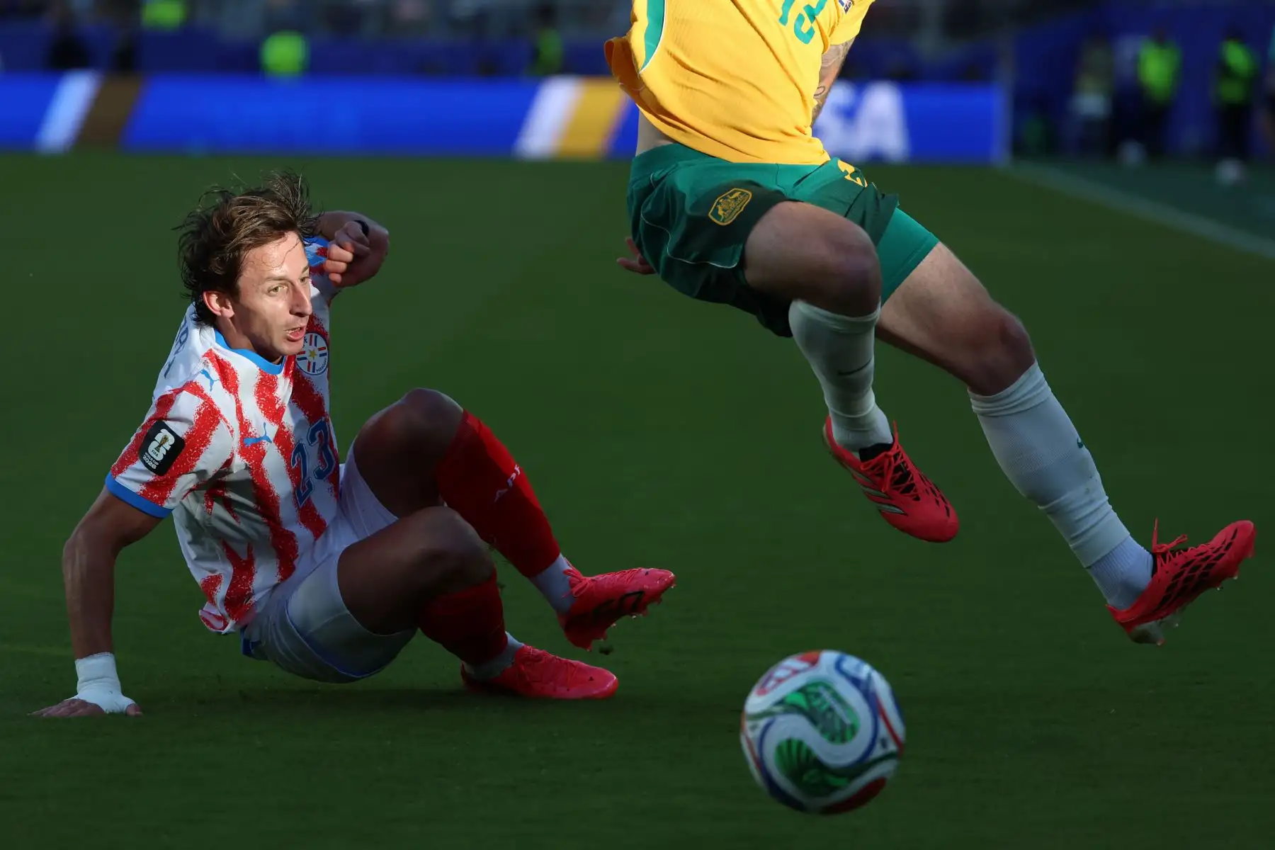 Matías Galarza de Paraguay disputa el balón con Aiden Oneill de Australia este jueves, en un partido del grupo D del Mundial de la FIFA 2026 entre Paraguay y Australia. Foto: ANDINA/ EFE