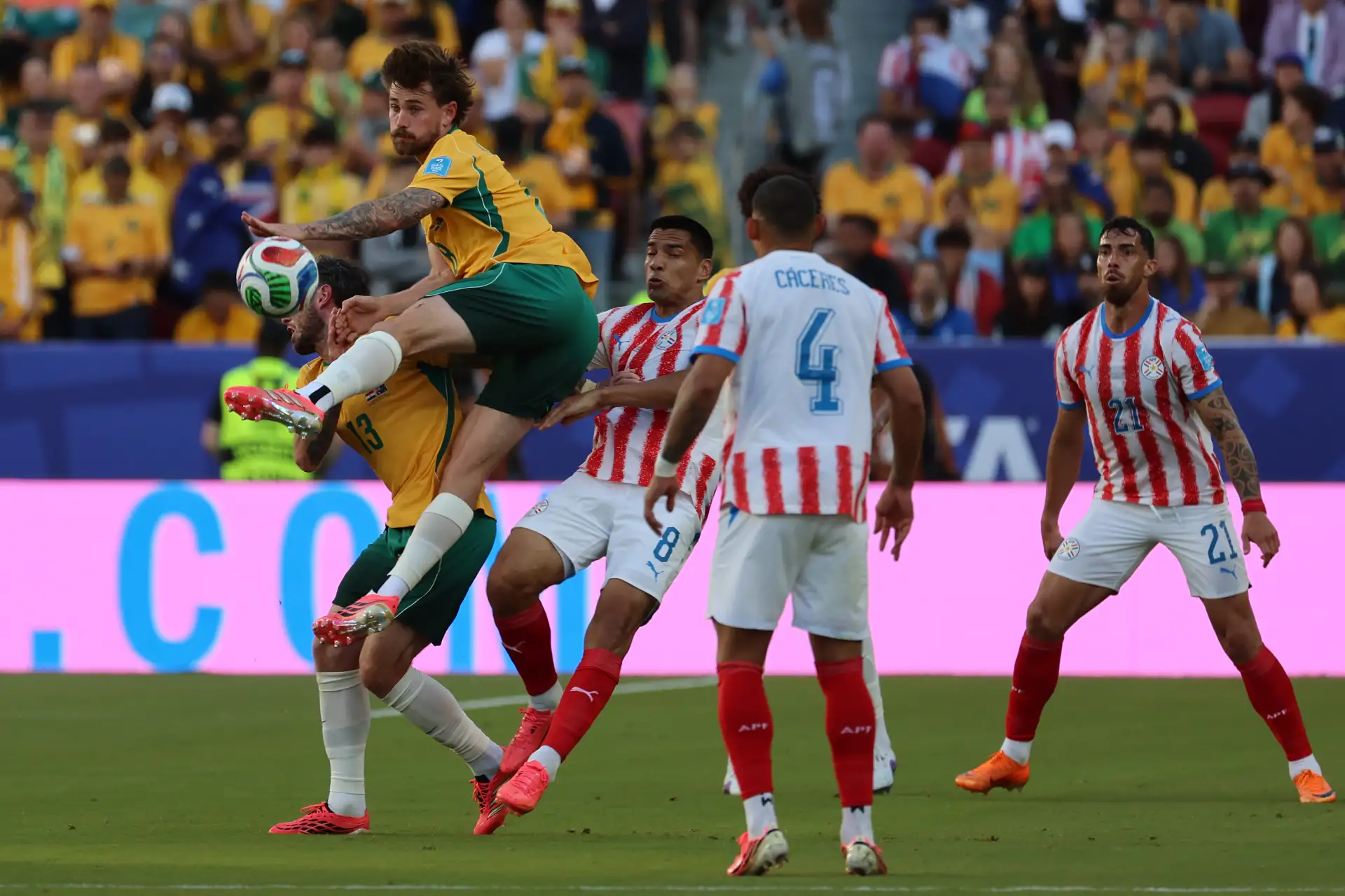 Diego Gómez de Paraguay disputa el balón con Connor Metcalfe de Australia este jueves, en un partido del grupo D del Mundial de la FIFA 2026 entre Paraguay y Australia. Foto: ANDINA/ EFE