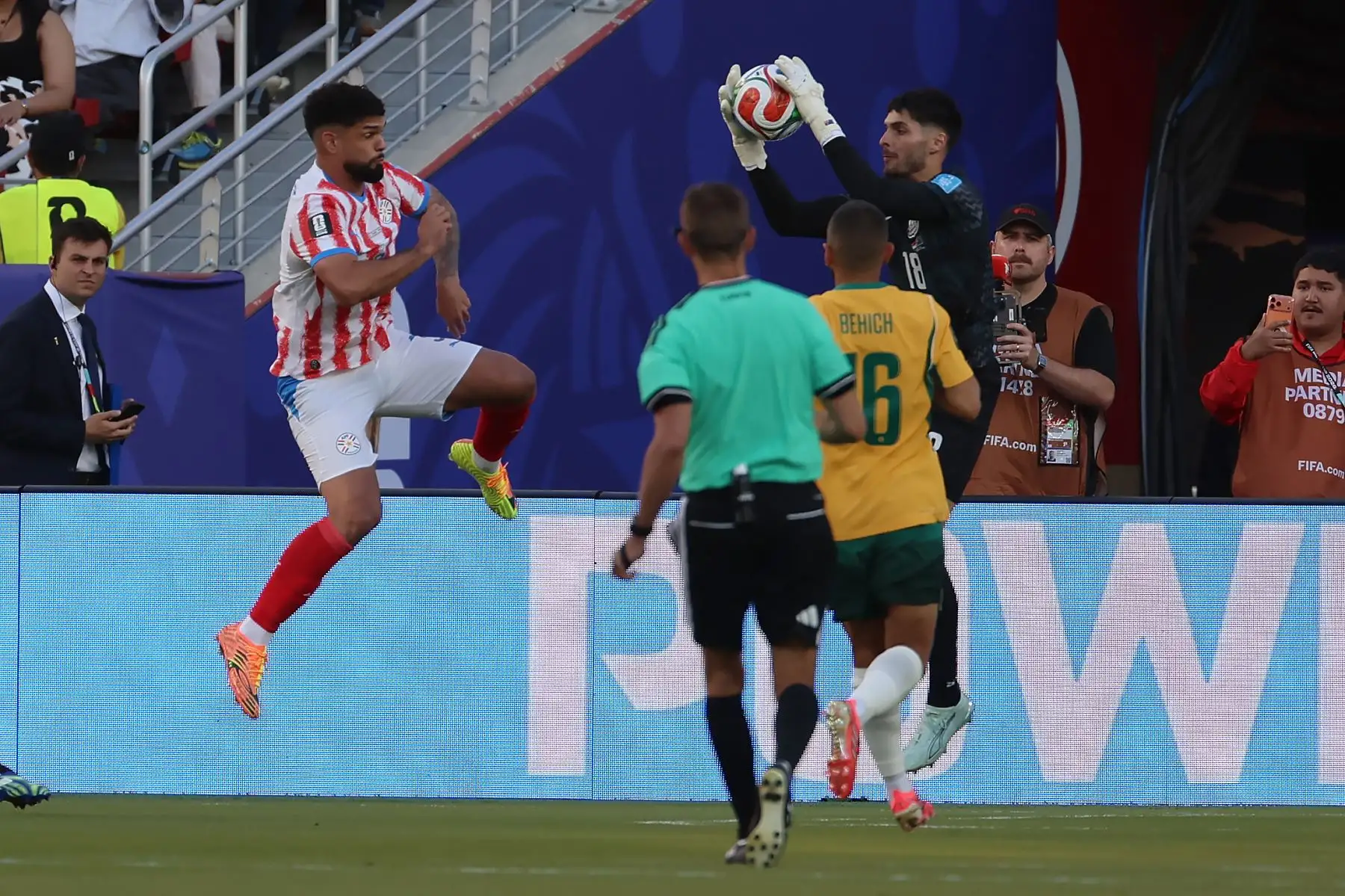 Omar Alderete de Paraguay disputa el balón con Patrick Beach de Australia este jueves, en un partido del grupo D del Mundial de la FIFA 2026 entre Paraguay y Australia. Foto: ANDINA/EFE