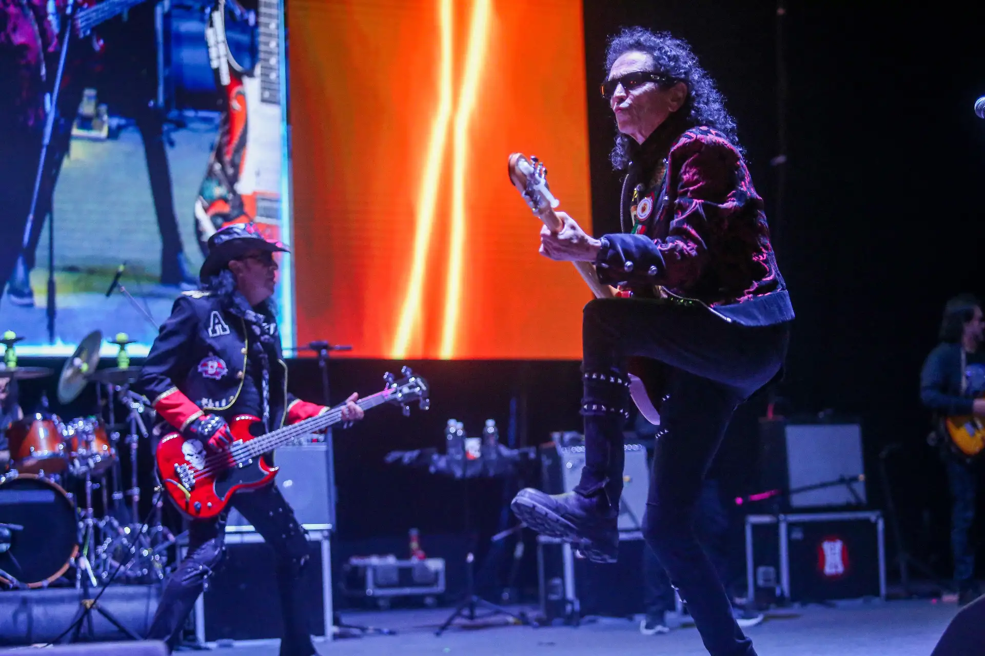 Pepe González, líder y vocalista de Aliados, conecta con el público en el Anfiteatro del Parque de la Exposición. La emblemática banda nacional encendió los motores de la noche con sus clásicos de finales de los 90, demostrando la vigencia de su propuesta en la escena local. Foto: ANDINA/Ricardo Cuba