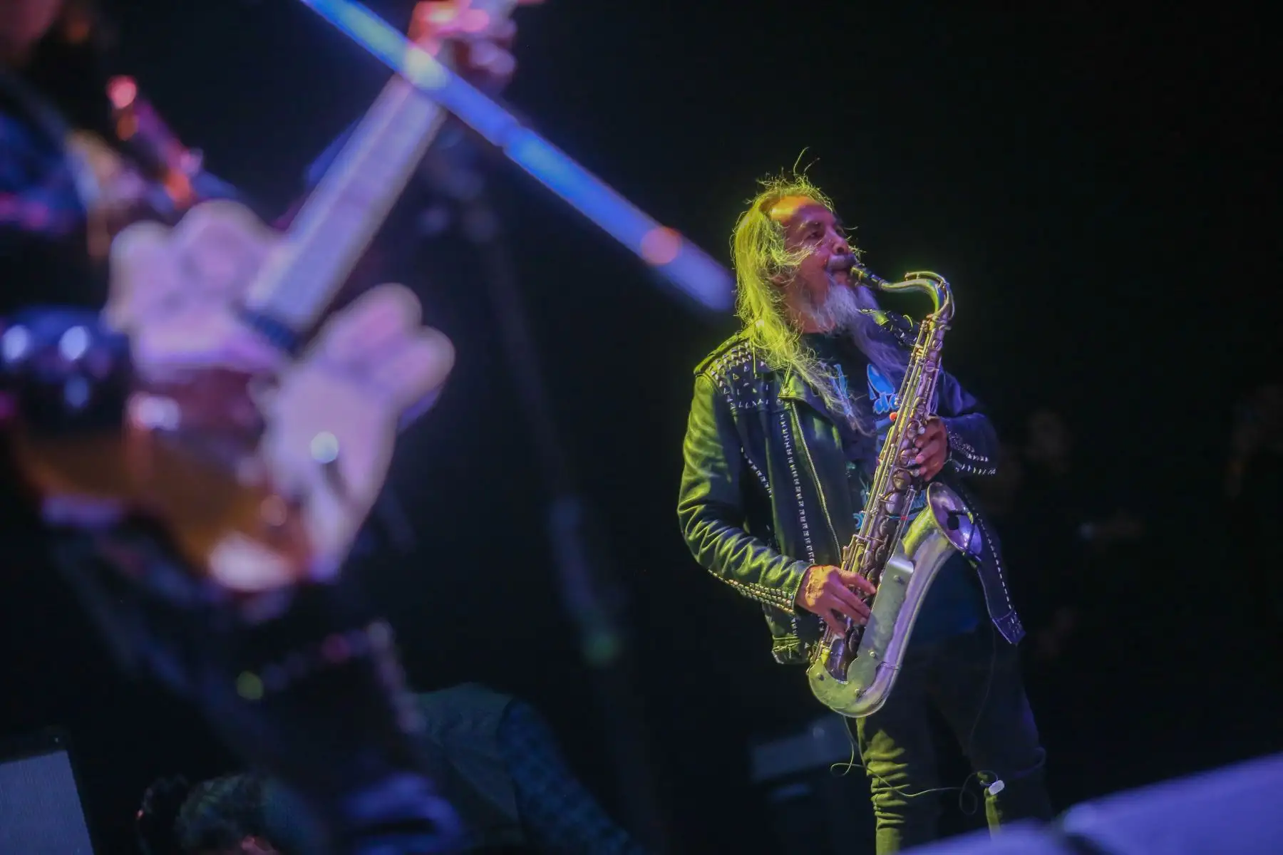 Pepe González, líder y vocalista de Aliados, conecta con el público en el Anfiteatro del Parque de la Exposición. La emblemática banda nacional encendió los motores de la noche con sus clásicos de finales de los 90, demostrando la vigencia de su propuesta en la escena local. Foto: ANDINA/Ricardo Cuba