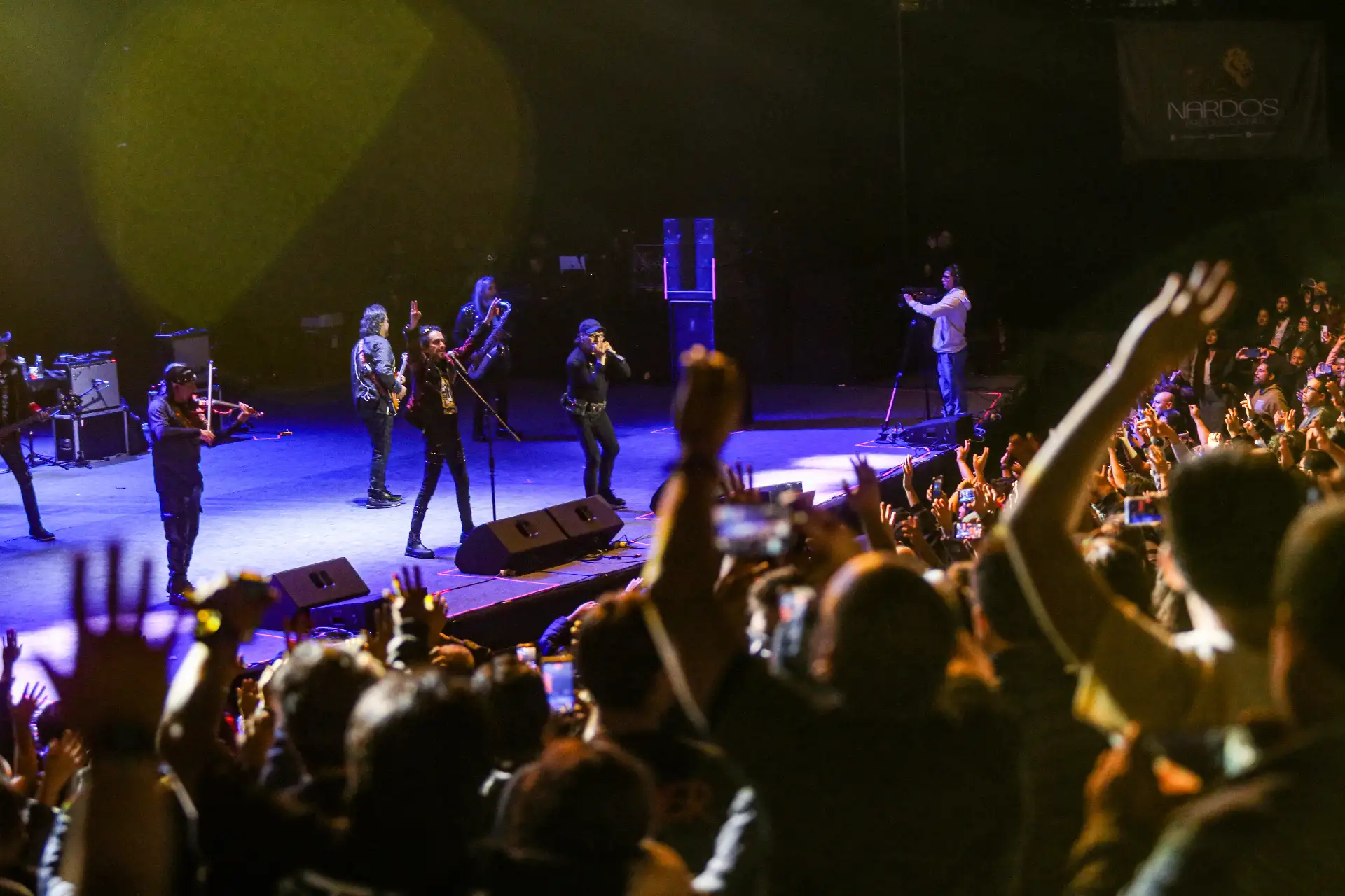 Pepe González, líder y vocalista de Aliados, conecta con el público en el Anfiteatro del Parque de la Exposición. La emblemática banda nacional encendió los motores de la noche con sus clásicos de finales de los 90, demostrando la vigencia de su propuesta en la escena local. Foto: ANDINA/Ricardo Cuba
