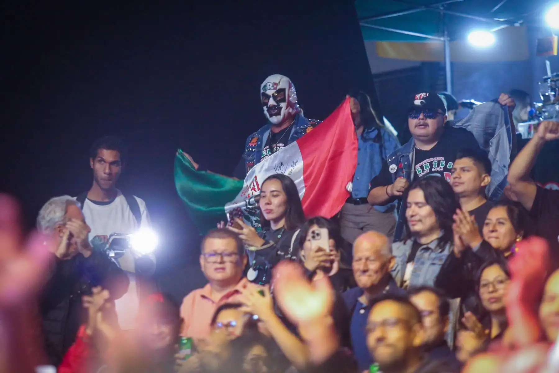 Pepe González, líder y vocalista de Aliados, conecta con el público en el Anfiteatro del Parque de la Exposición. La emblemática banda nacional encendió los motores de la noche con sus clásicos de finales de los 90, demostrando la vigencia de su propuesta en la escena local. Foto: ANDINA/Ricardo Cuba