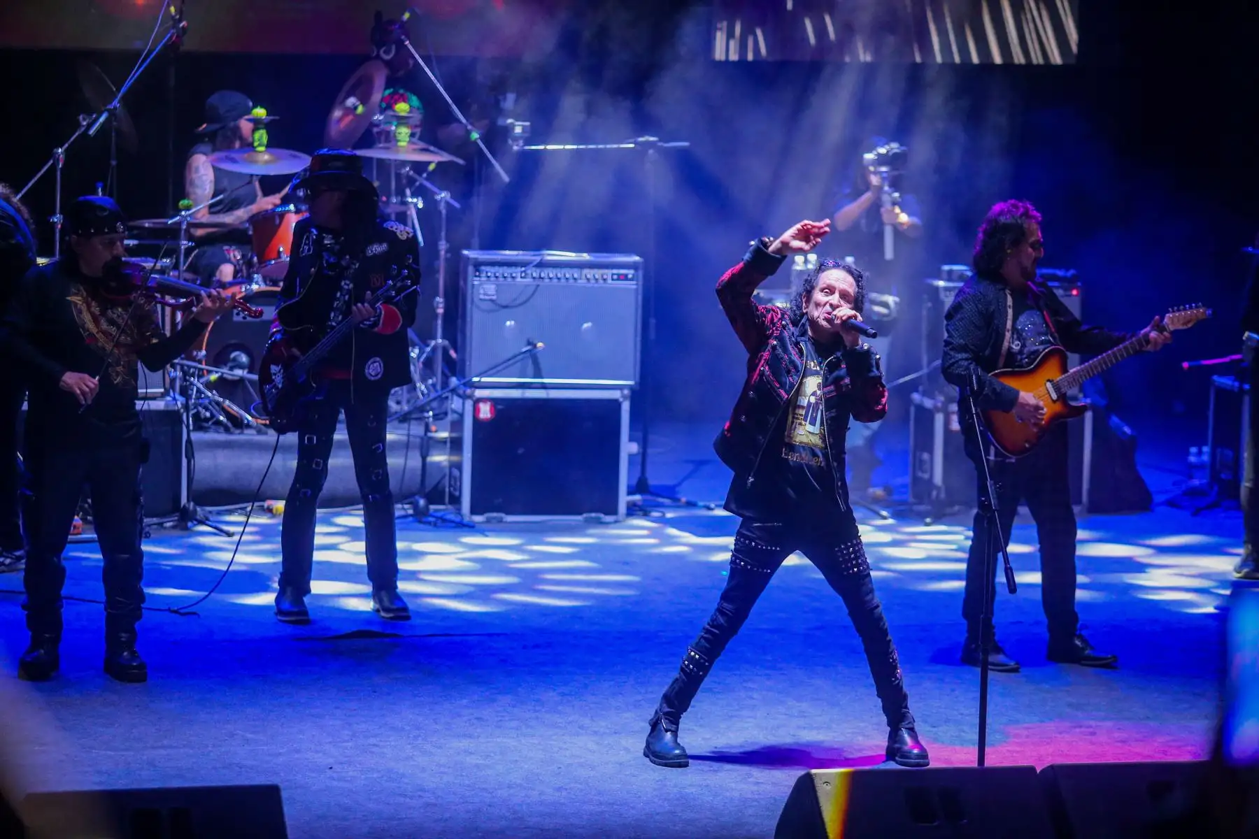 Pepe González, líder y vocalista de Aliados, conecta con el público en el Anfiteatro del Parque de la Exposición. La emblemática banda nacional encendió los motores de la noche con sus clásicos de finales de los 90, demostrando la vigencia de su propuesta en la escena local. Foto: ANDINA/Ricardo Cuba