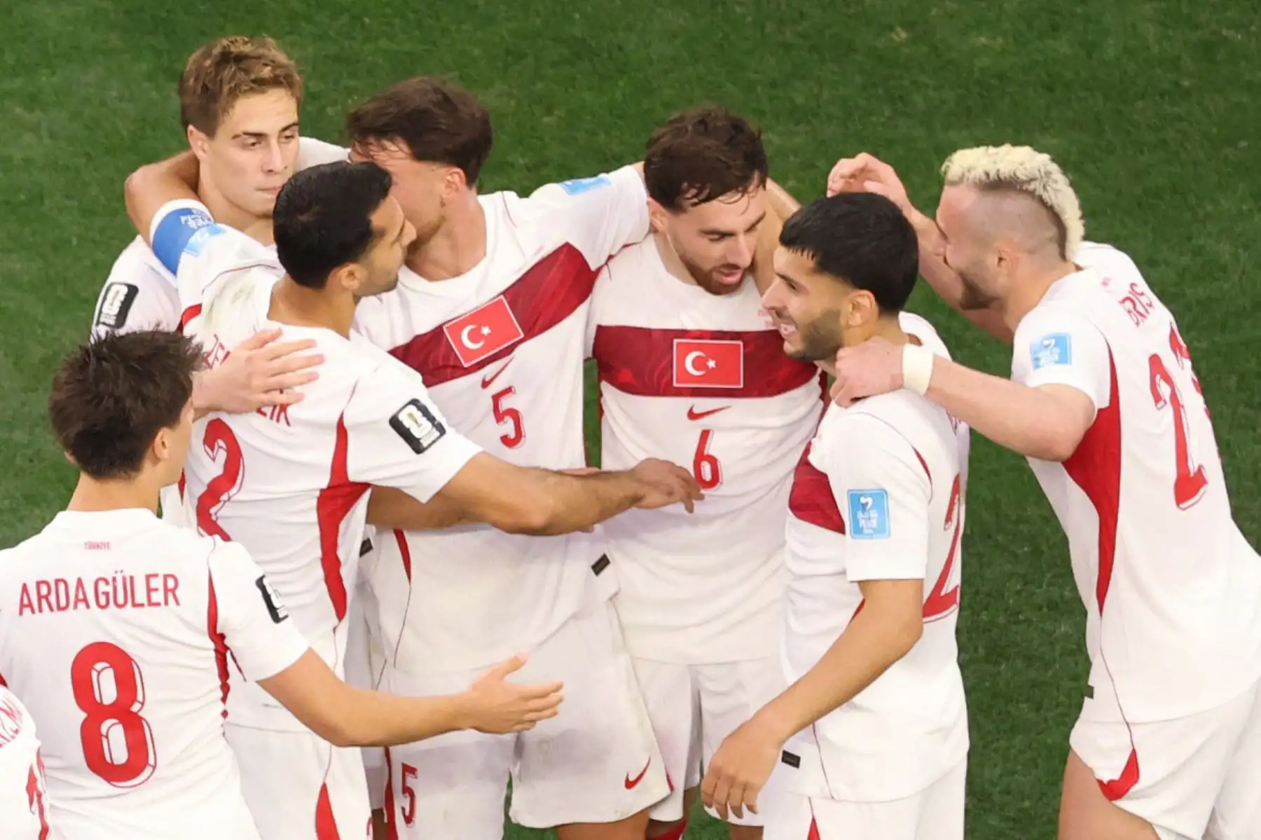 El centrocampista turco Orkun Kokcu, número 06, celebra con sus compañeros tras marcar el segundo gol de su equipo durante el partido de fútbol del Grupo D del Mundial de 2026 entre Turquía y Estados Unidos en el Estadio de Los Ángeles. Foto: ANDINA/AFP