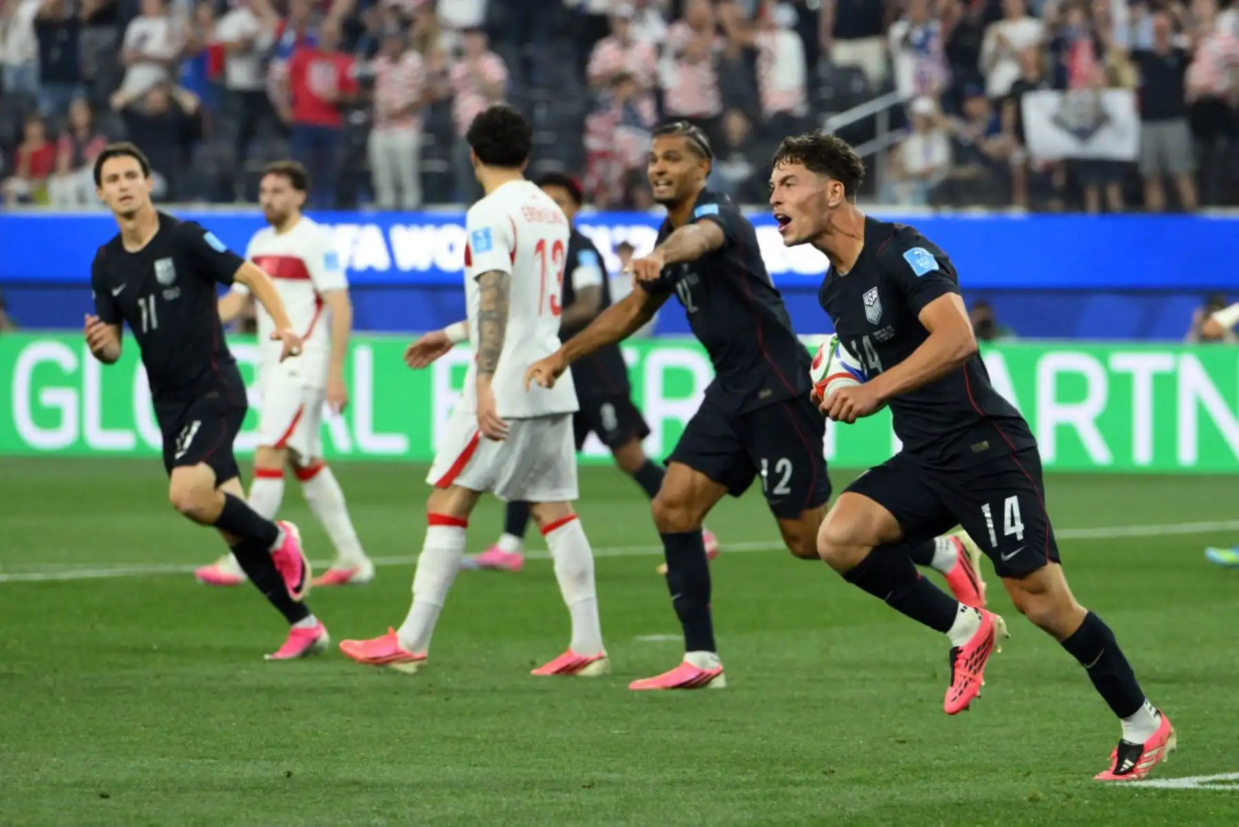 El centrocampista estadounidense Sebastian Berhalter, celebra tras marcar el segundo gol de su equipo durante el partido de fútbol del Grupo D del Mundial de 2026 entre Turquía y Estados Unidos en el Estadio de Los Ángeles. Foto: ANDINA/ AFP