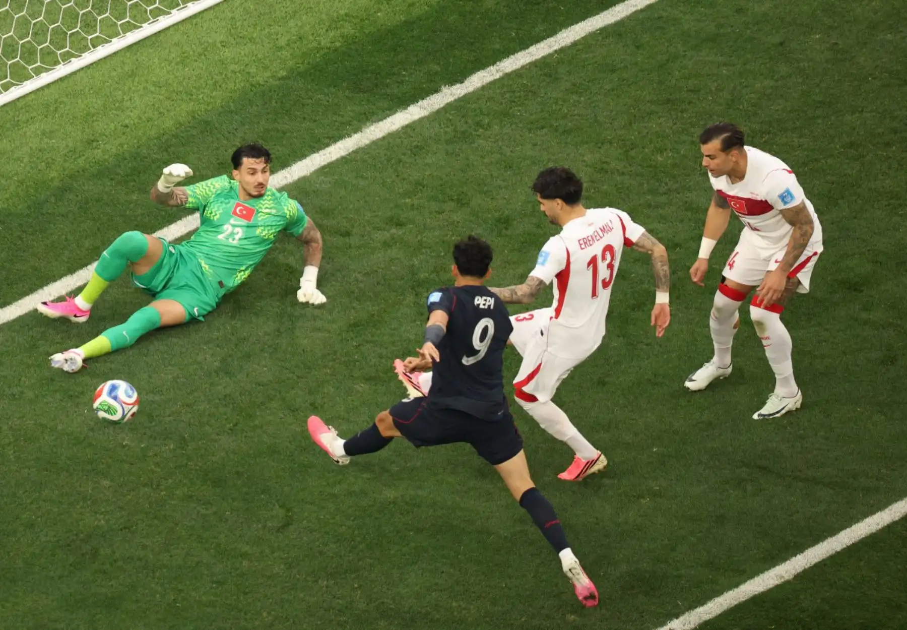 El delantero estadounidense Ricardo Pepi y el defensa turco Eren Elmali luchan por el balón durante el partido de fútbol del Grupo D del Mundial de 2026 entre Turquía y Estados Unidos en el Estadio de Los Ángeles. Foto: ANDINA/AFP