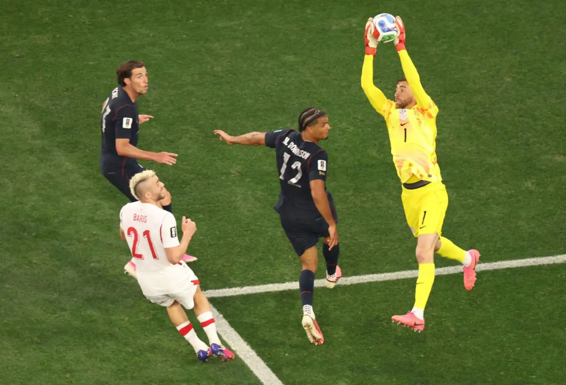El portero estadounidense Matt Turner, del ranking, controla el balón durante el partido de fútbol del Grupo D de la Copa Mundial de 2026 entre Turquía y Estados Unidos en el Estadio de Los Ángeles. Foto: ANDINA/AFP