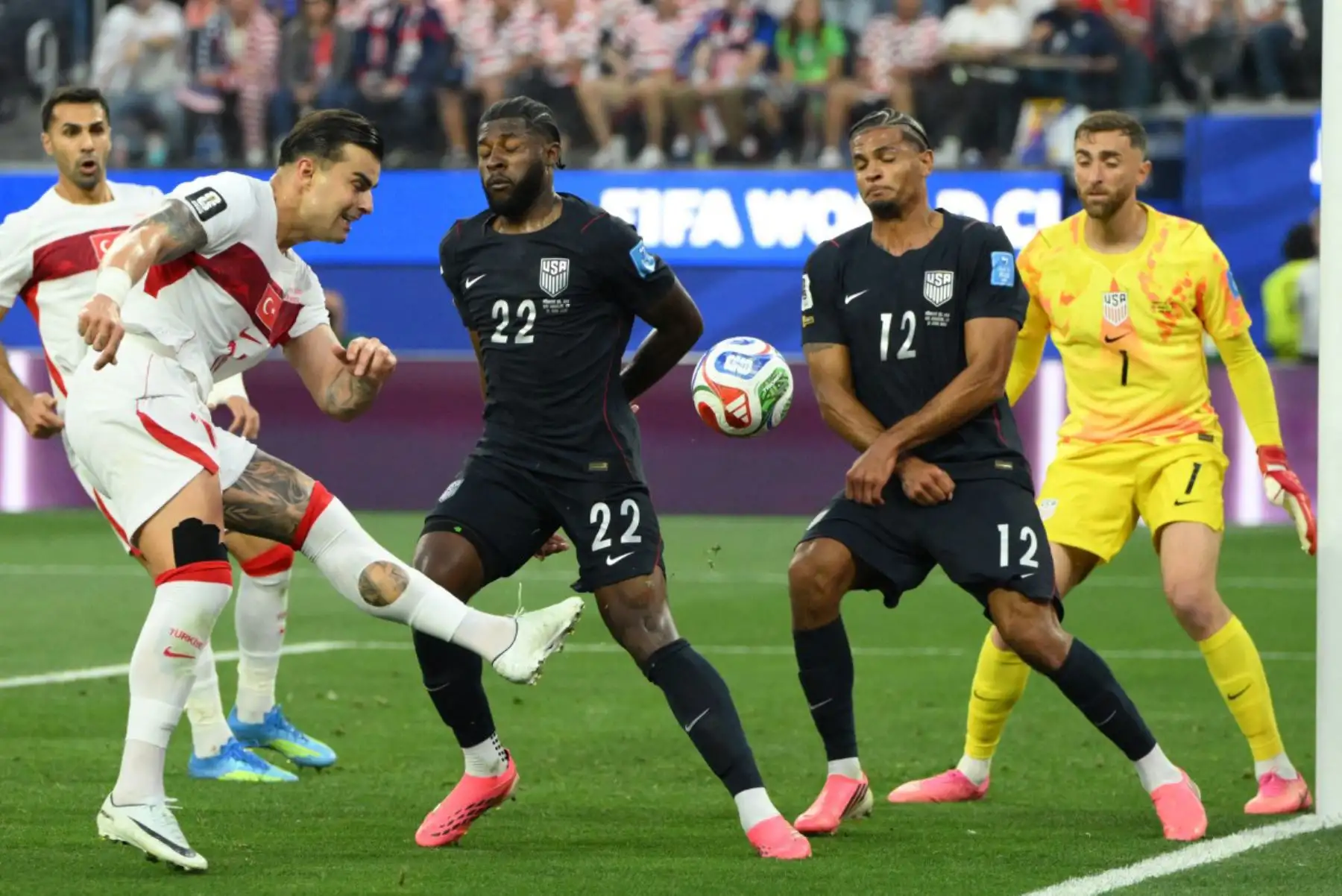 El defensa turco Abdulkerim Bardakci, patea el balón durante el partido de fútbol del Grupo D de la Copa Mundial de 2026 entre Turquía y Estados Unidos en el Estadio de Los Ángeles.
Foto: ANDINA/AFP