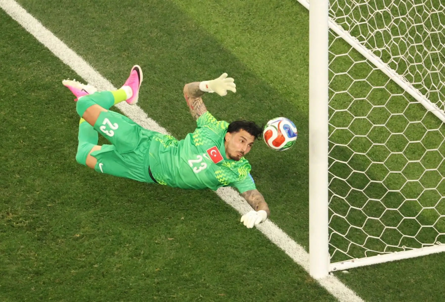 El portero turco, Ugurcan Cakir, se lanza a por el balón durante el partido de fútbol del Grupo D de la Copa Mundial de 2026 entre Turquía y Estados Unidos en el Estadio de Los Ángeles. Foto: ANDINA/AFP