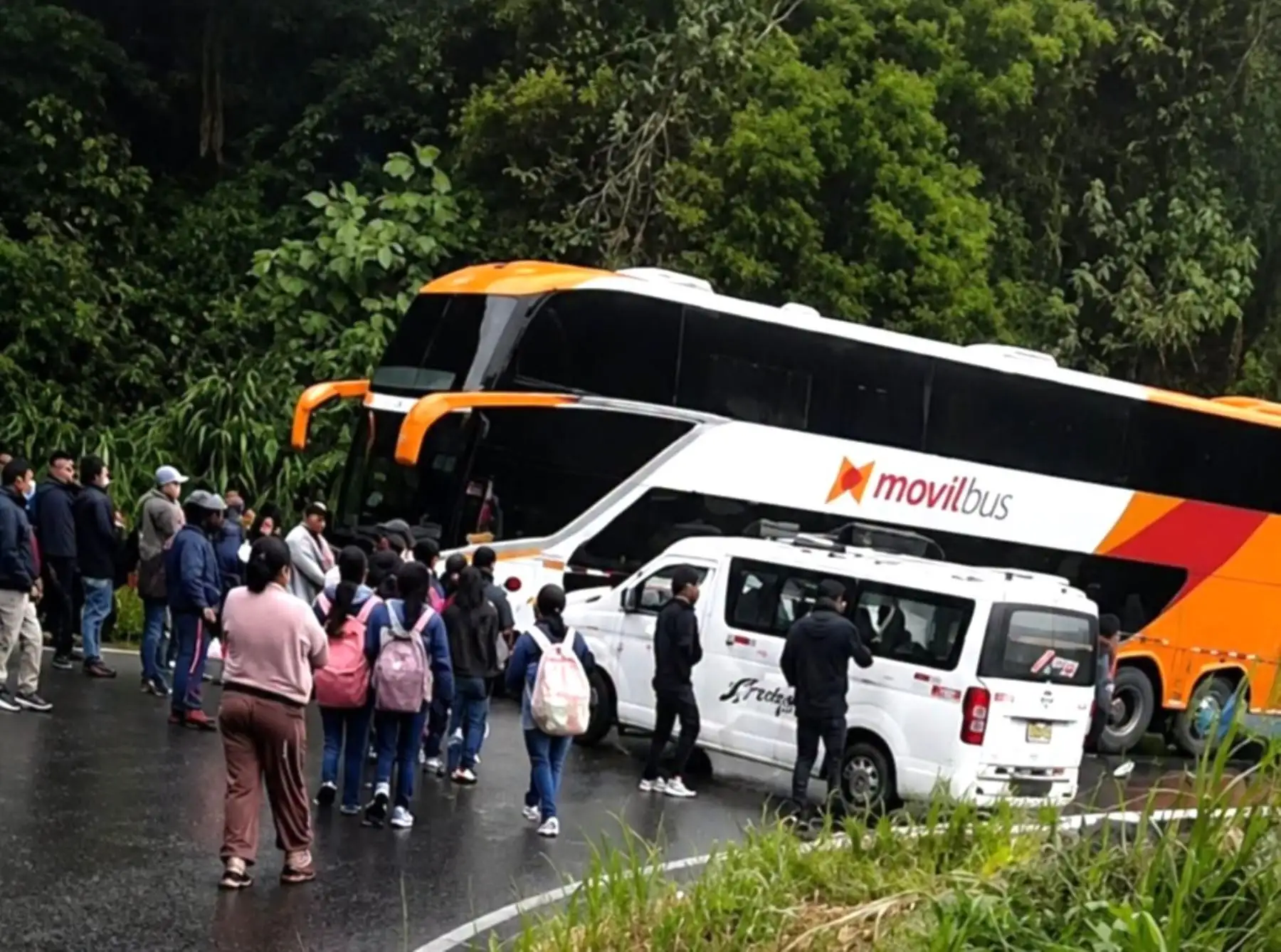 Choque entre bus y camioneta en Amazonas deja pasajeros ilesos