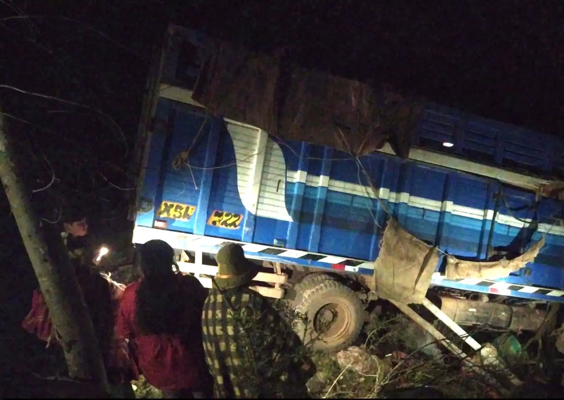 Tragedia en Cusco: seis muertos tras vuelco de camión en ataque armado