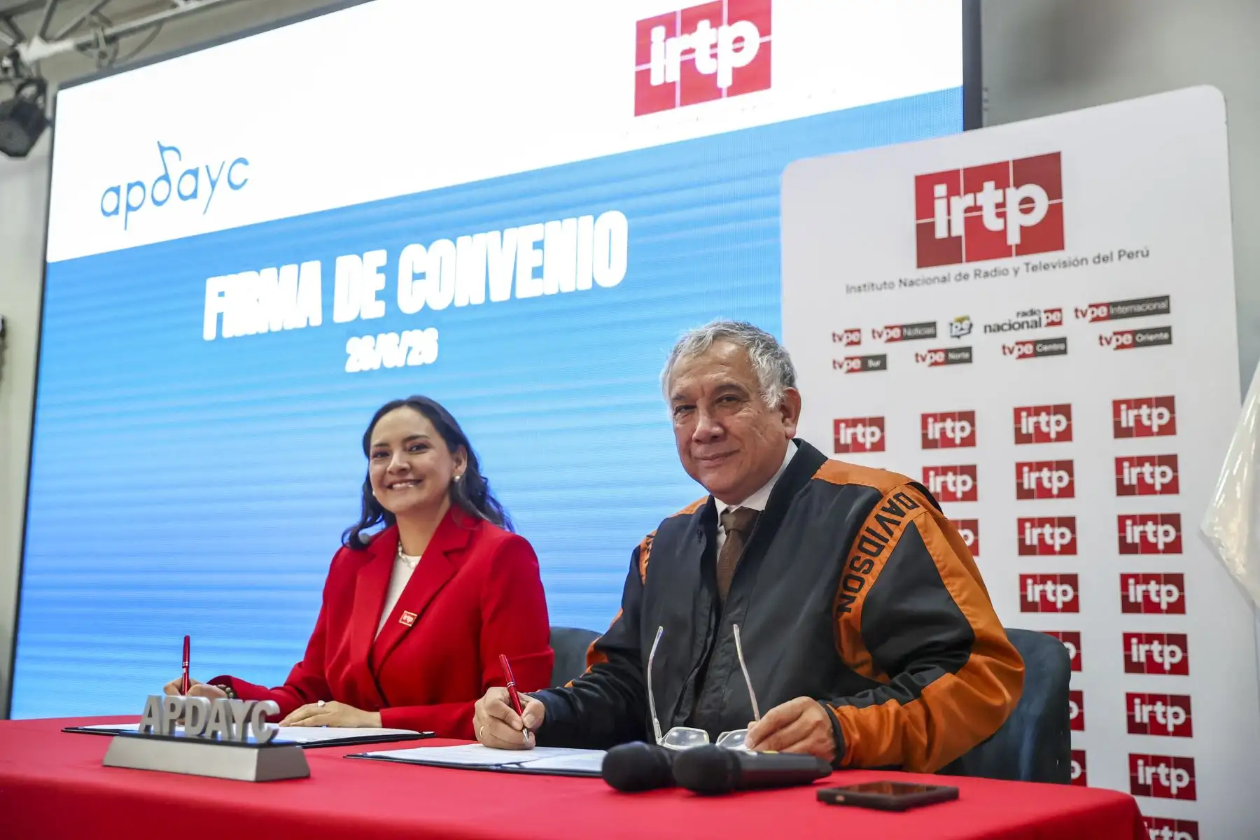 La jefa del IRTP, Cinthia Ramírez y el secretario general del Consejo Directivo del APDAYC, Armando Massé, suscribieron un convenio que tiene como objetivo difundir al público contenidos audiovisuales en materia cultural y artística, así como vinculados a la protección de los derechos de autor y la promoción de la música peruana. Estuvieron presentes los cantantes Homero y Álvaro Rod entre otros.

Foto:ANDINA / Juan Carlos Guzmán Negrini