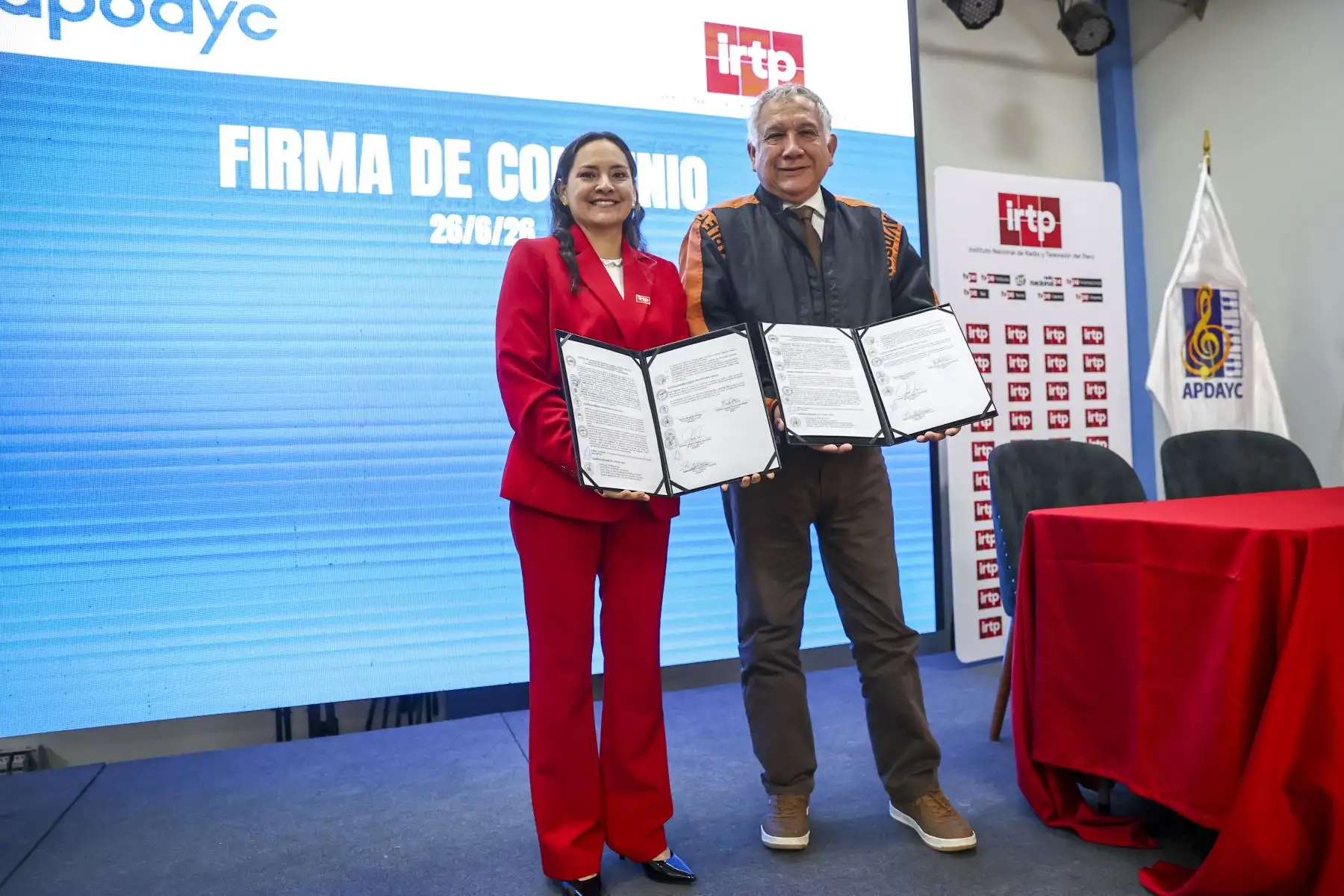 La jefa del IRTP, Cinthia Ramírez y el secretario general del Consejo Directivo del APDAYC, Armando Massé, suscribieron un convenio que tiene como objetivo difundir al público contenidos audiovisuales en materia cultural y artística, así como vinculados a la protección de los derechos de autor y la promoción de la música peruana. Estuvieron presentes los cantantes Homero y Álvaro Rod entre otros.

Foto:ANDINA / Juan Carlos Guzmán Negrini
