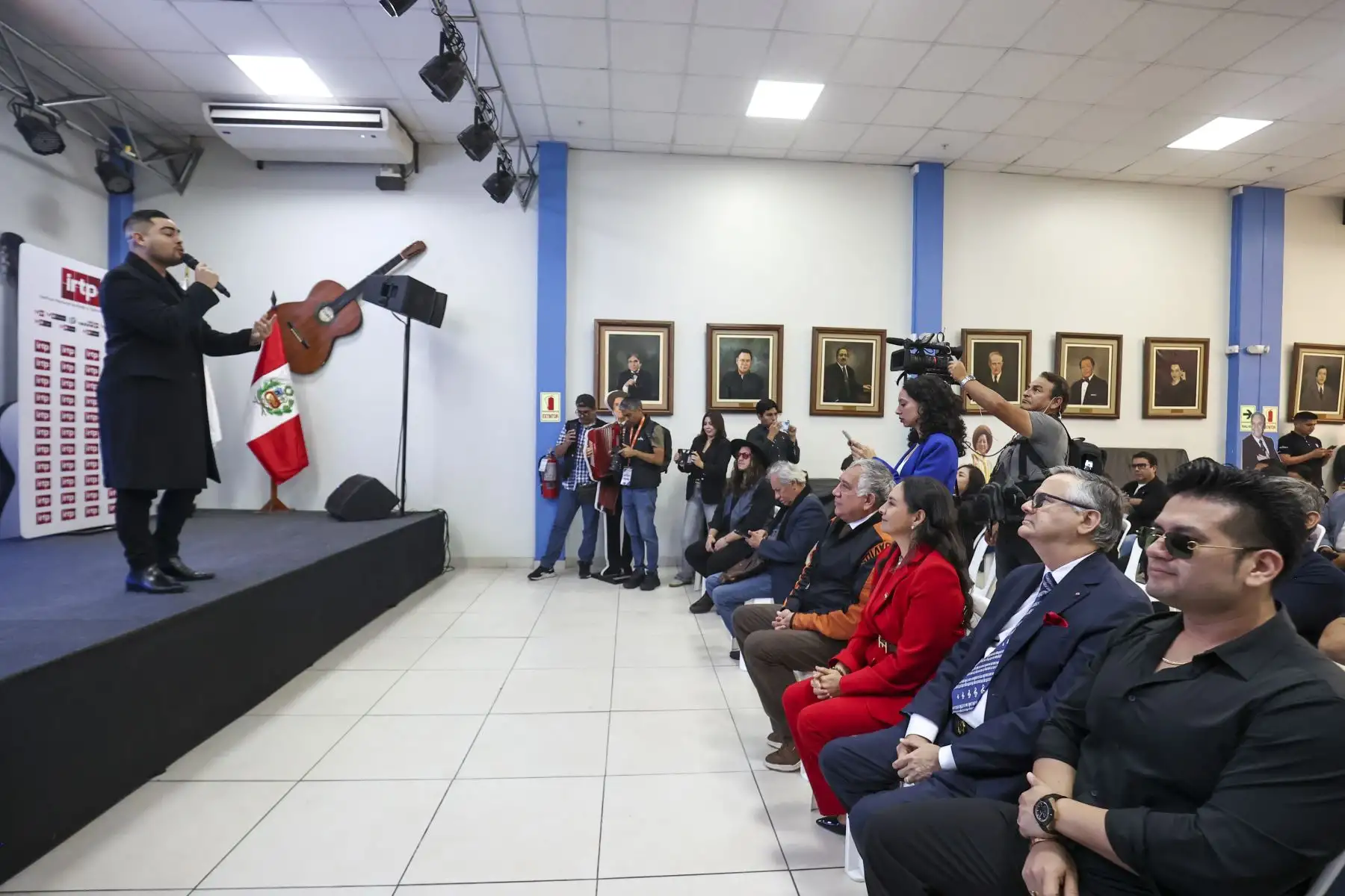 La jefa del IRTP, Cinthia Ramírez y el secretario general del Consejo Directivo del APDAYC, Armando Massé, suscribieron un convenio que tiene como objetivo difundir al público contenidos audiovisuales en materia cultural y artística, así como vinculados a la protección de los derechos de autor y la promoción de la música peruana. Estuvieron presentes los cantantes Homero y Álvaro Rod entre otros.

Foto:ANDINA / Juan Carlos Guzmán Negrini