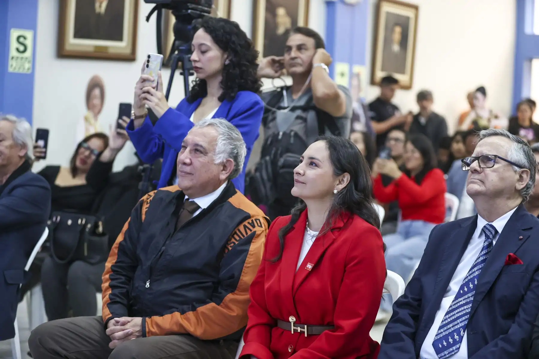 La jefa del IRTP, Cinthia Ramírez y el secretario general del Consejo Directivo del APDAYC, Armando Massé, suscribieron un convenio que tiene como objetivo difundir al público contenidos audiovisuales en materia cultural y artística, así como vinculados a la protección de los derechos de autor y la promoción de la música peruana. Estuvieron presentes los cantantes Homero y Álvaro Rod entre otros.

Foto:ANDINA / Juan Carlos Guzmán Negrini