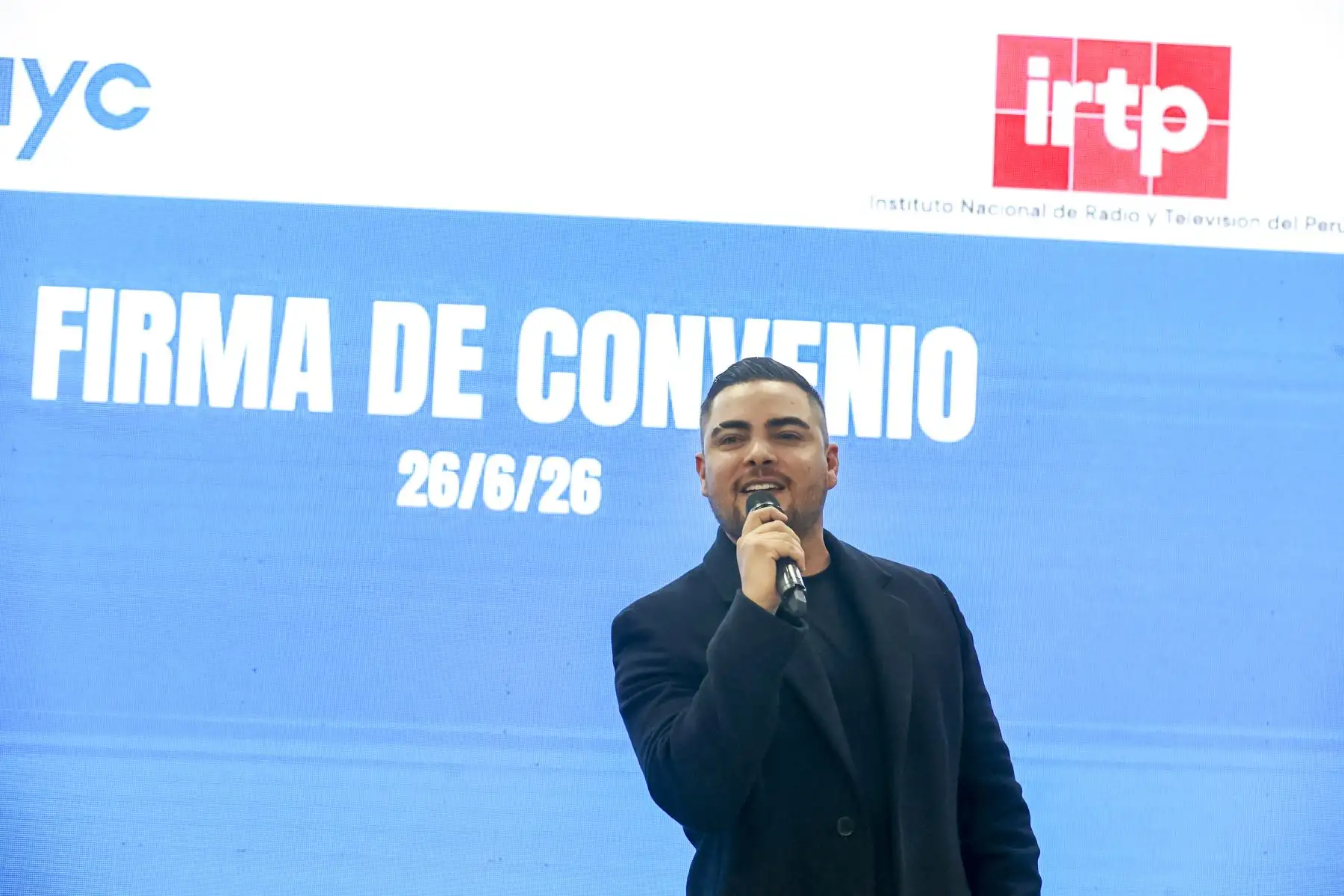 La jefa del IRTP, Cinthia Ramírez y el secretario general del Consejo Directivo del APDAYC, Armando Massé, suscribieron un convenio que tiene como objetivo difundir al público contenidos audiovisuales en materia cultural y artística, así como vinculados a la protección de los derechos de autor y la promoción de la música peruana. Estuvieron presentes los cantantes Homero y Álvaro Rod entre otros.

Foto:ANDINA / Juan Carlos Guzmán Negrini