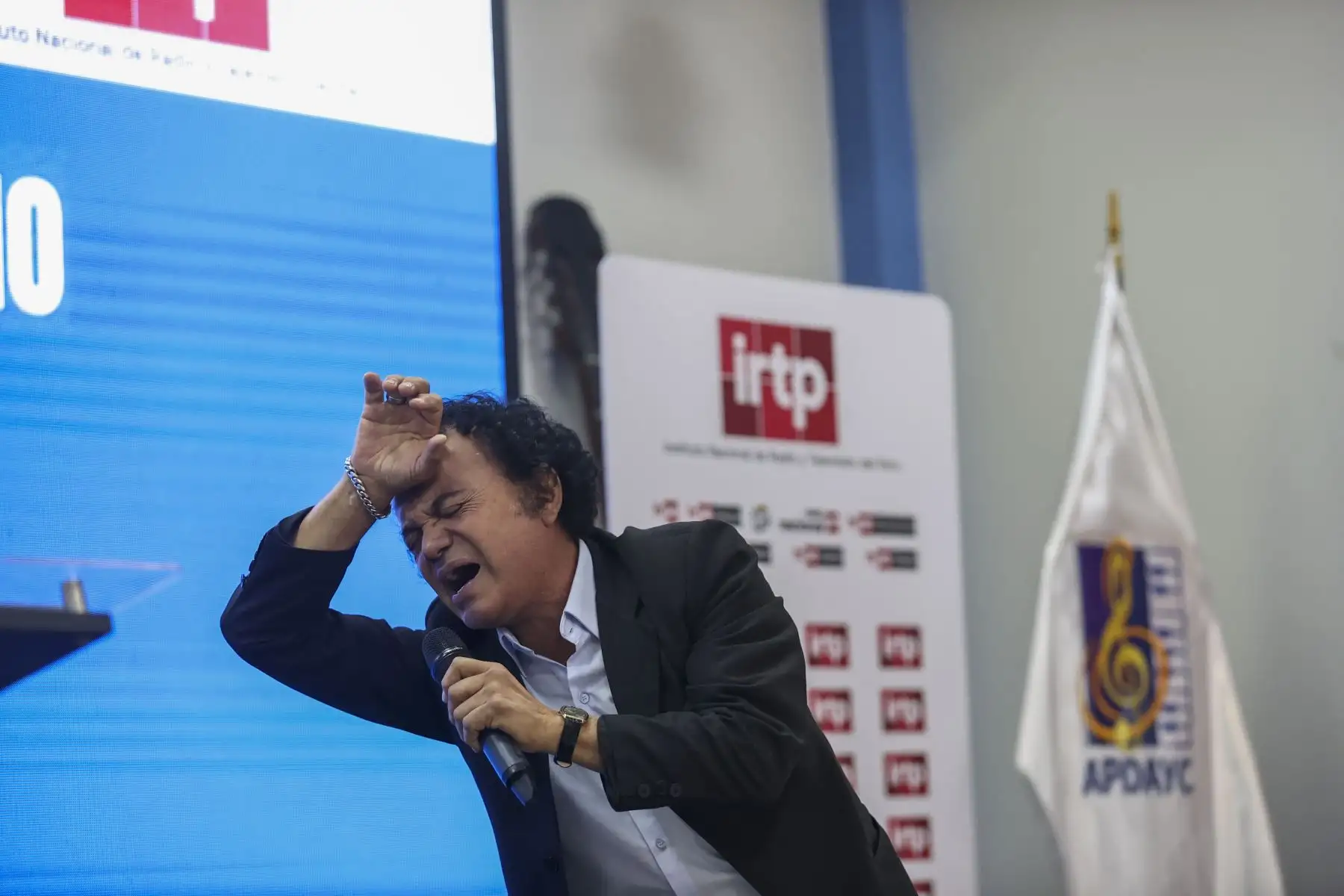 La jefa del IRTP, Cinthia Ramírez y el secretario general del Consejo Directivo del APDAYC, Armando Massé, suscribieron un convenio que tiene como objetivo difundir al público contenidos audiovisuales en materia cultural y artística, así como vinculados a la protección de los derechos de autor y la promoción de la música peruana. Estuvieron presentes los cantantes Homero y Álvaro Rod entre otros.

Foto:ANDINA / Juan Carlos Guzmán Negrini