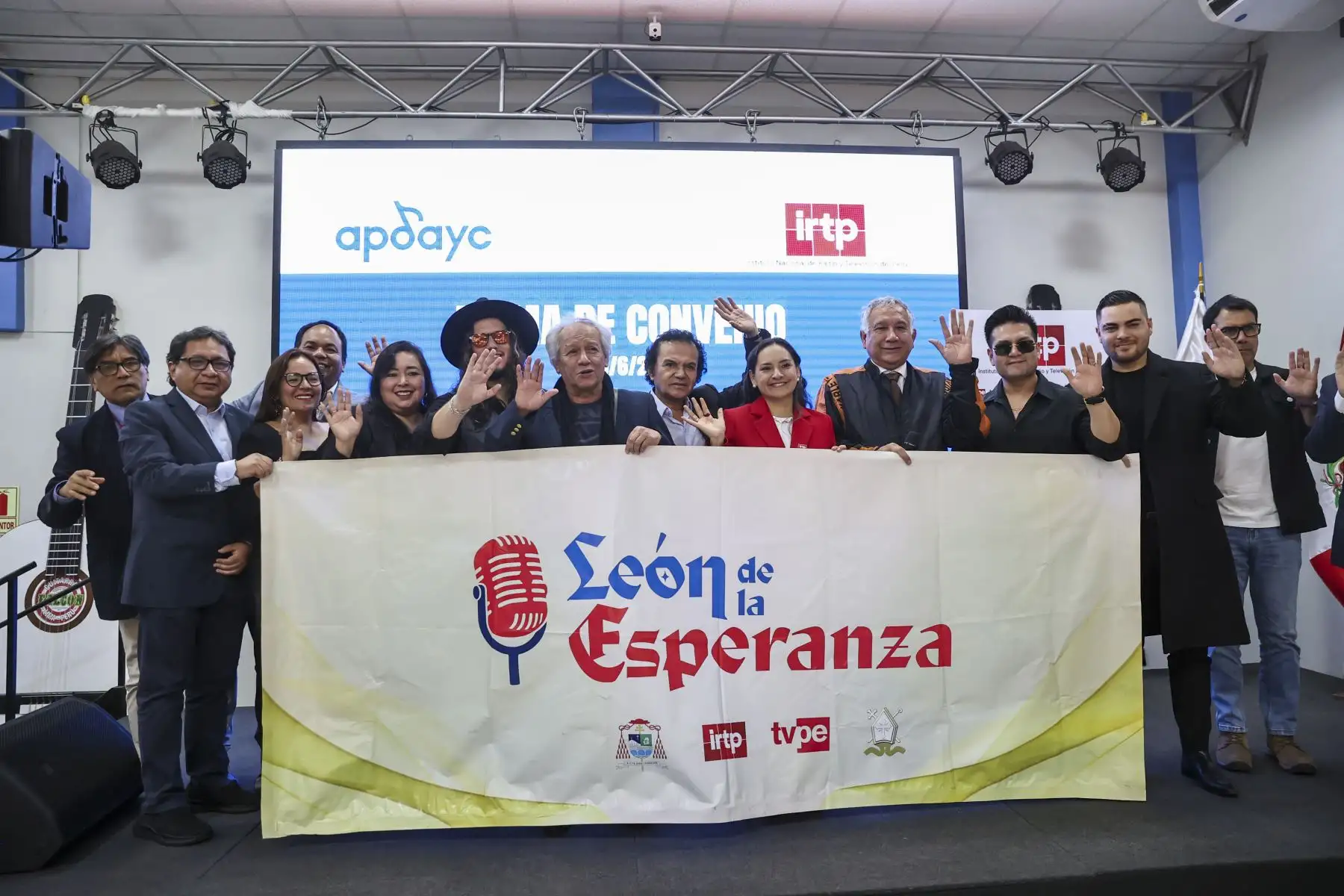 La jefa del IRTP, Cinthia Ramírez y el secretario general del Consejo Directivo del APDAYC, Armando Massé, suscribieron un convenio que tiene como objetivo difundir al público contenidos audiovisuales en materia cultural y artística, así como vinculados a la protección de los derechos de autor y la promoción de la música peruana. Estuvieron presentes los cantantes Homero y Álvaro Rod entre otros.

Foto:ANDINA / Juan Carlos Guzmán Negrini