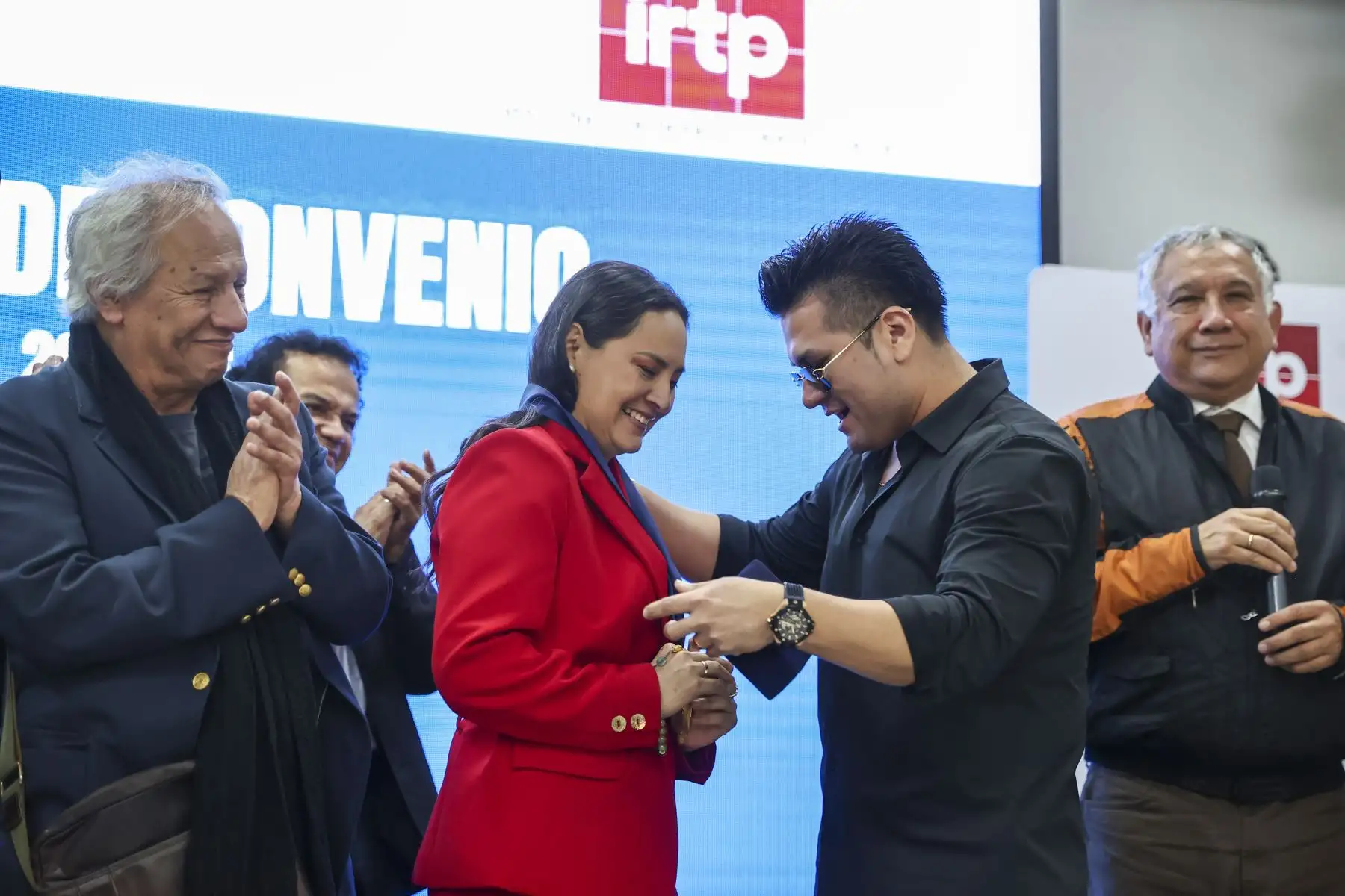 La jefa del IRTP, Cinthia Ramírez y el secretario general del Consejo Directivo del APDAYC, Armando Massé, suscribieron un convenio que tiene como objetivo difundir al público contenidos audiovisuales en materia cultural y artística, así como vinculados a la protección de los derechos de autor y la promoción de la música peruana. Estuvieron presentes los cantantes Homero y Álvaro Rod entre otros.

Foto:ANDINA / Juan Carlos Guzmán Negrini