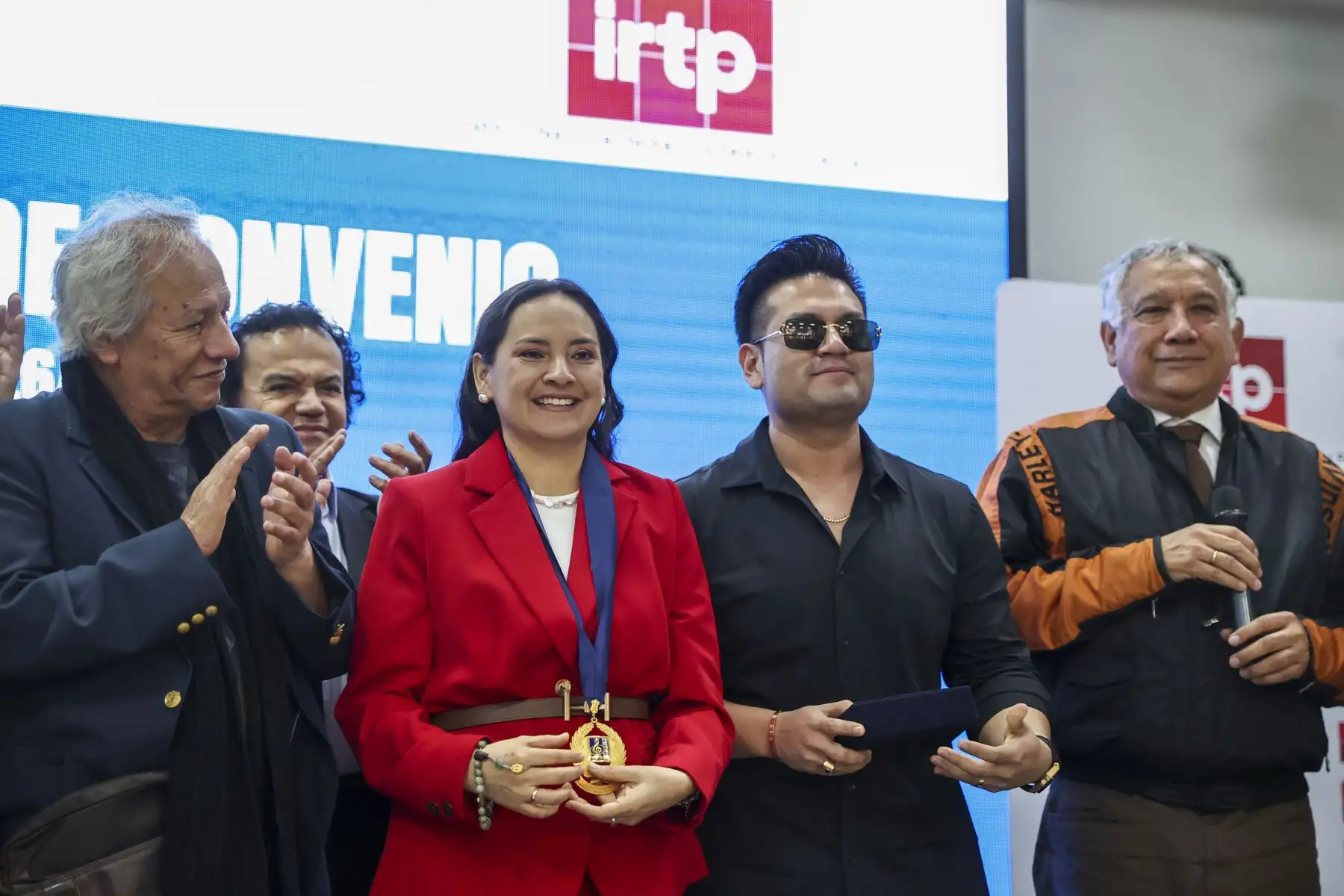 La jefa del IRTP, Cinthia Ramírez y el secretario general del Consejo Directivo del APDAYC, Armando Massé, suscribieron un convenio que tiene como objetivo difundir al público contenidos audiovisuales en materia cultural y artística, así como vinculados a la protección de los derechos de autor y la promoción de la música peruana. Estuvieron presentes los cantantes Homero y Álvaro Rod entre otros.

Foto:ANDINA / Juan Carlos Guzmán Negrini