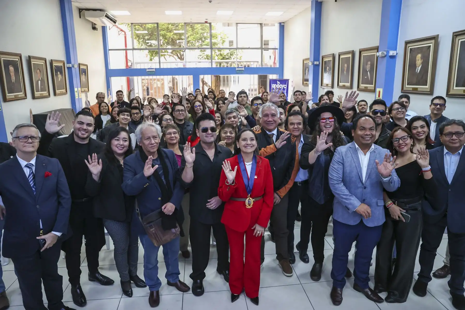 La jefa del IRTP, Cinthia Ramírez y el secretario general del Consejo Directivo del APDAYC, Armando Massé, suscribieron un convenio que tiene como objetivo difundir al público contenidos audiovisuales en materia cultural y artística, así como vinculados a la protección de los derechos de autor y la promoción de la música peruana. Estuvieron presentes los cantantes Homero y Álvaro Rod entre otros.

Foto:ANDINA / Juan Carlos Guzmán Negrini