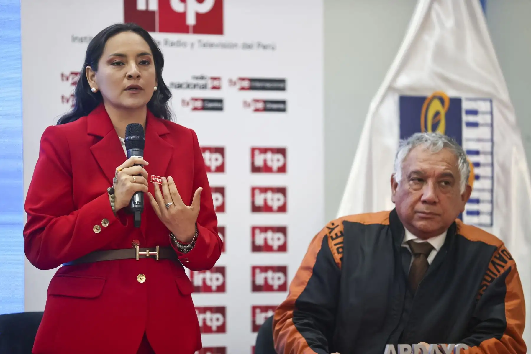 La jefa del IRTP, Cinthia Ramírez y el secretario general del Consejo Directivo del APDAYC, Armando Massé, suscribieron un convenio que tiene como objetivo difundir al público contenidos audiovisuales en materia cultural y artística, así como vinculados a la protección de los derechos de autor y la promoción de la música peruana. Estuvieron presentes los cantantes Homero y Álvaro Rod entre otros.

Foto:ANDINA / Juan Carlos Guzmán Negrini