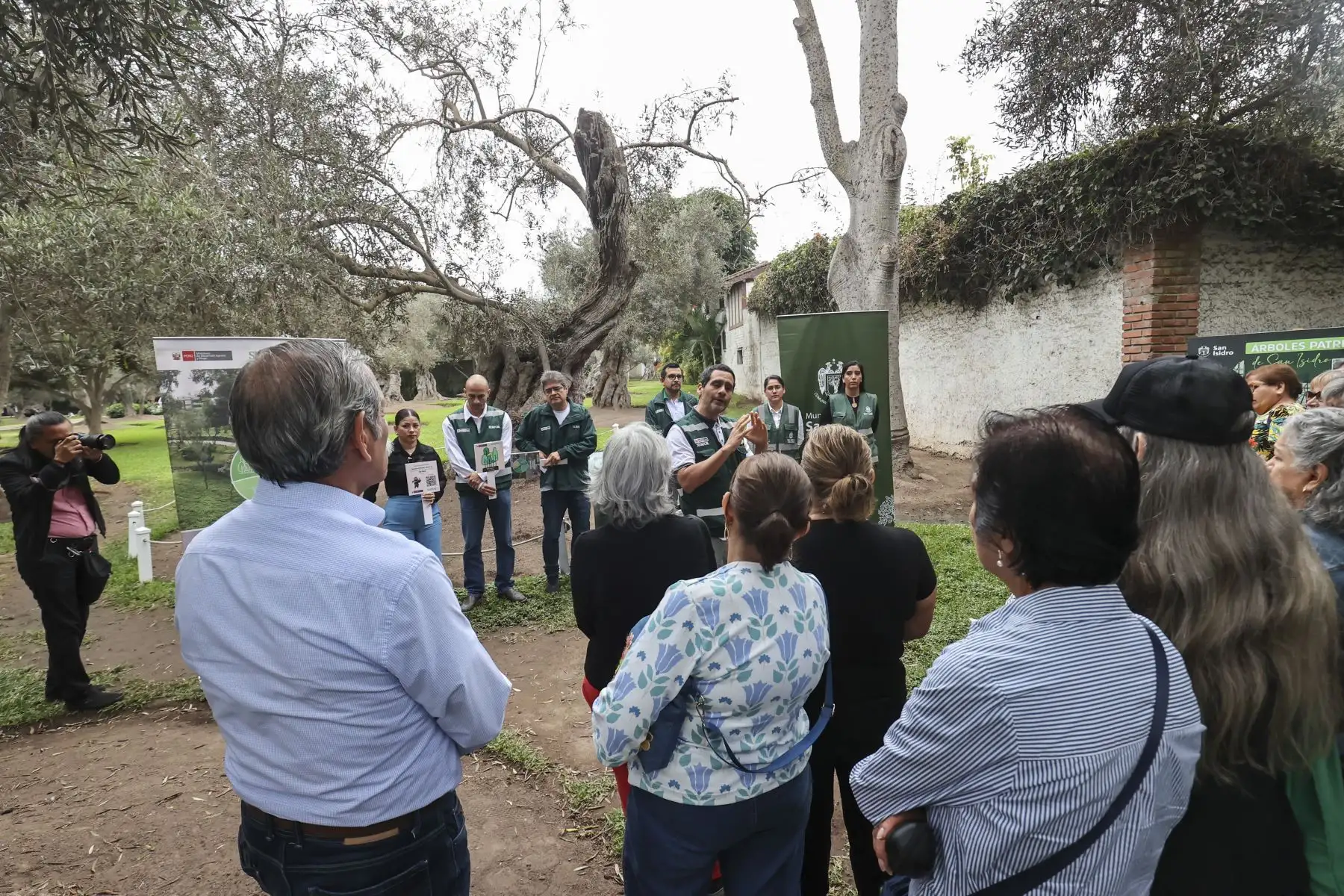 Vecinos participaron en una charla informativa sobre los beneficios ambientales y culturales que brindan los árboles patrimoniales a la población. Foto: ANDINA/Juan Carlos Guzmán.