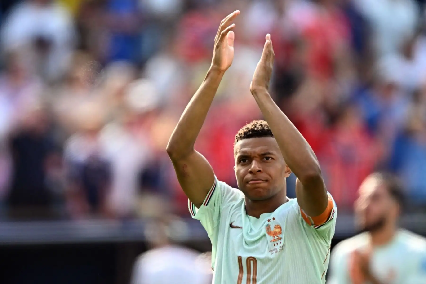 El delantero francés Kylian Mbappé, número 10, celebra la victoria en el partido de la fase de grupos del Mundial de 2026 entre Noruega y Francia, disputado en el Boston Stadium de Foxborough el 26 de junio de 2026. (Foto de Jewel SAMAD / AFP)