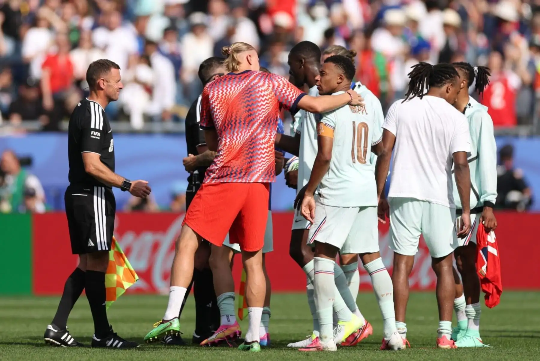 El delantero noruego Erling Braut Haaland, número 09, saluda al delantero francés Kylian Mbappé, número 10, al finalizar el partido de fútbol del Grupo I del Mundial 2026 entre Noruega y Francia en el Boston Stadium de Foxborough el 26 de junio de 2026. (Foto de FRANCK FIFE / AFP)