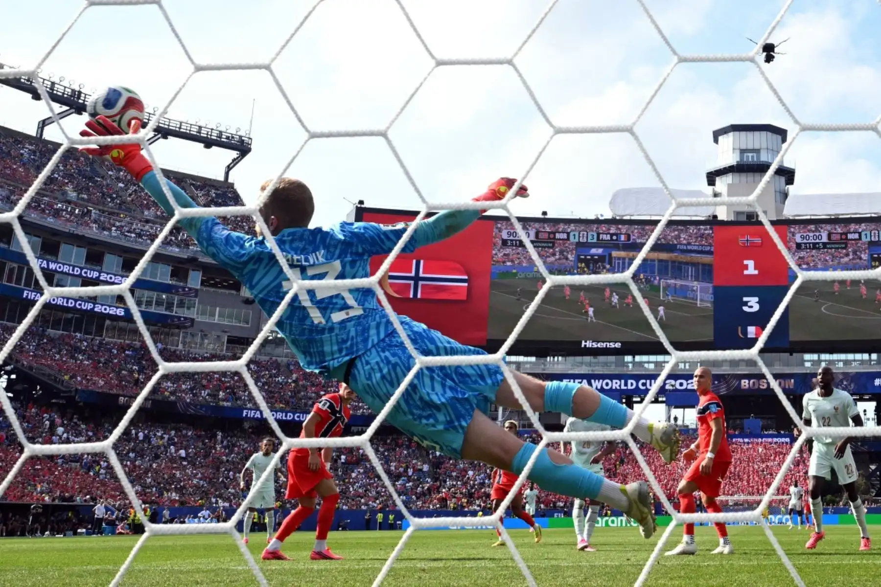El portero noruego Egil Selvik, número 13, encaja un gol del delantero francés Desire Doue, número 20, que supone el cuarto gol de su equipo, durante el partido de fútbol del Grupo I del Mundial 2026 entre Noruega y Francia en el Boston Stadium de Foxborough el 26 de junio de 2026. (Foto de Jewel SAMAD / AFP)
