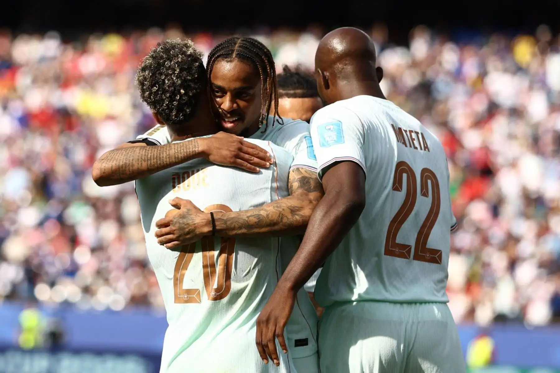El delantero francés número 20, Desire Doue, celebra con sus compañeros el cuarto gol de su equipo durante el partido de fútbol del Grupo I de la Copa Mundial 2026 entre Noruega y Francia en el Boston Stadium de Foxborough el 26 de junio de 2026. (Foto de CHARLY TRIBALLEAU / AFP)