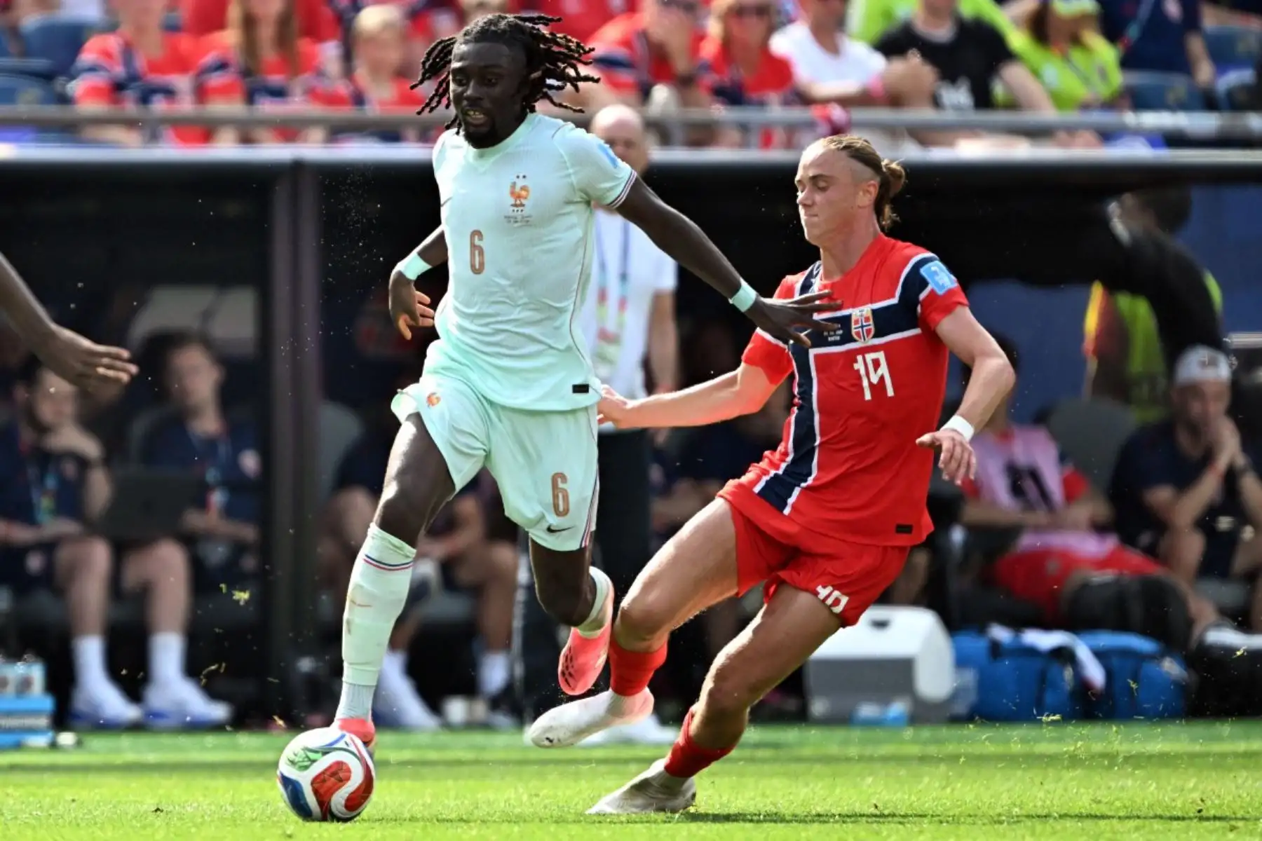 El centrocampista francés Manu Kone (n.º 06) y el centrocampista noruego Thelo Aasgaard (n.º 19) luchan por el balón durante el partido de fútbol del Grupo I del Mundial de 2026 entre Noruega y Francia en el Boston Stadium de Foxborough el 26 de junio de 2026. (Foto de Jewel SAMAD / AFP)