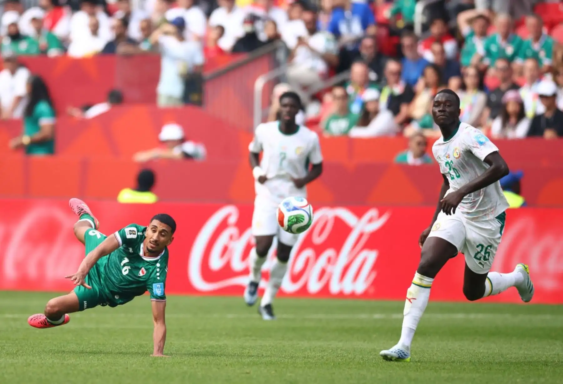 El centrocampista iraquí número 16, Amir Al Ammari, y el centrocampista senegalés número 26, Pape Gueye, luchan por el balón durante el partido de fútbol del Grupo I de la Copa Mundial de 2026 entre Senegal e Irak en el Estadio de Toronto, el 26 de junio de 2026. (Foto de Cole Burston / AFP)