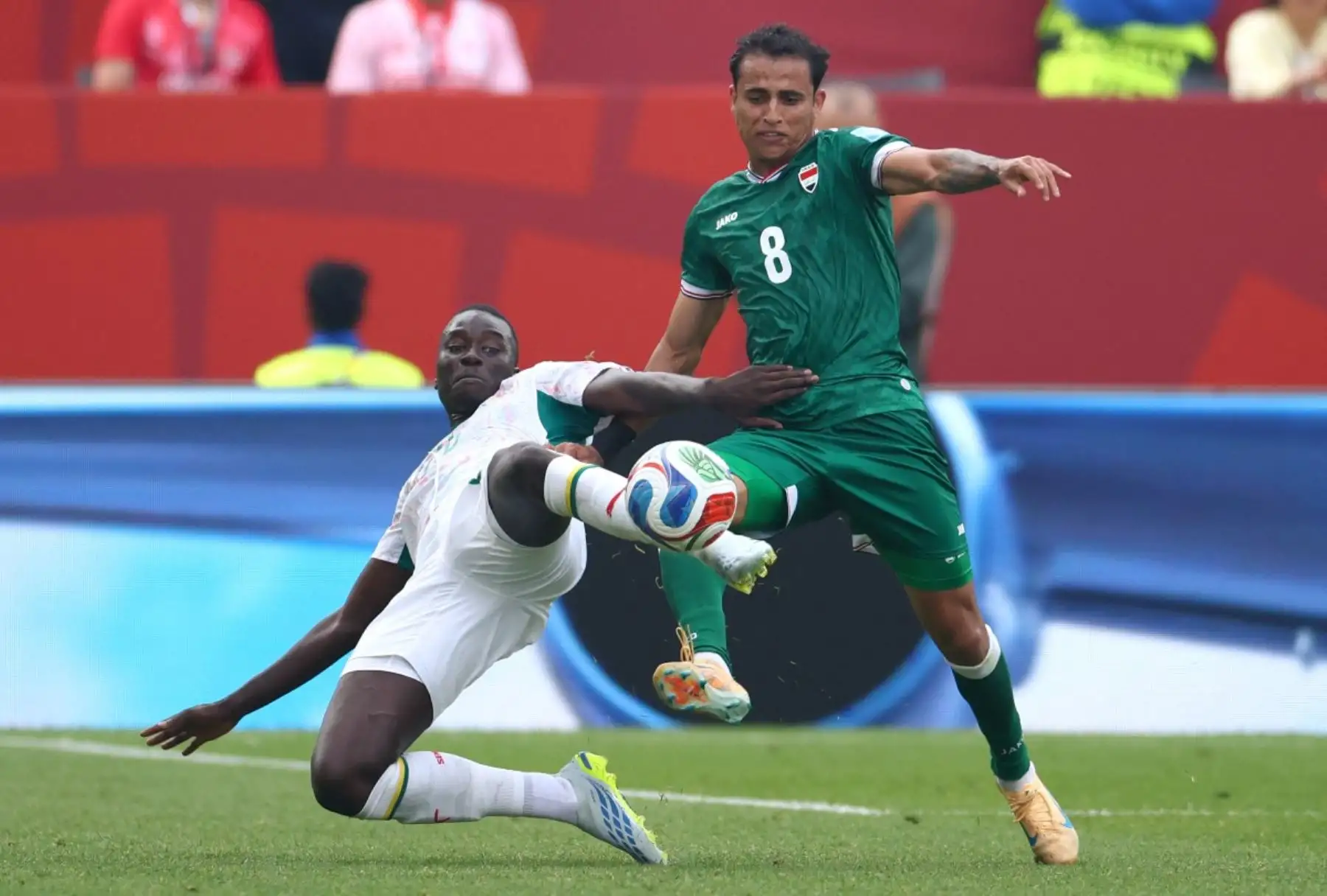 El centrocampista senegalés Pape Gueye (número 26) y el centrocampista iraquí Ibrahim Bayesh (número 8) luchan por el balón durante el partido de fútbol del Grupo I del Mundial 2026 entre Senegal e Irak en el Estadio de Toronto, el 26 de junio de 2026. (Foto de Cole Burston / AFP)