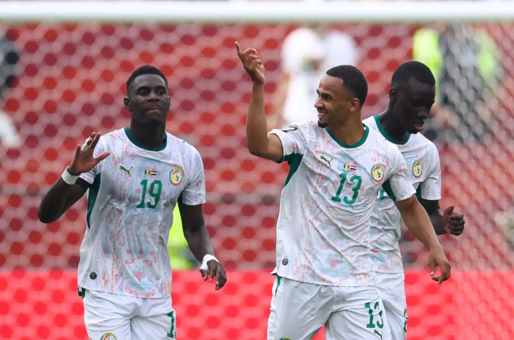El delantero senegalés número 13, Iliman Ndiaye, celebra con su compañero, el defensa senegalés número 19, Moussa Niakhate, tras marcar el quinto gol de su equipo durante el partido de fútbol del Grupo I de la Copa Mundial de 2026 entre Senegal e Irak en el Estadio de Toronto, el 26 de junio de 2026. (Foto de Cole Burston / AFP)