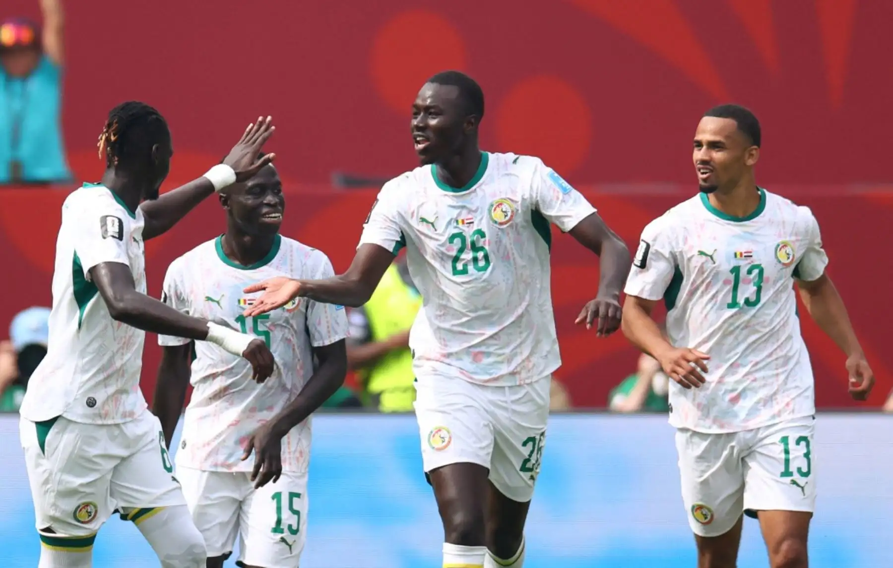 El centrocampista senegalés Pape Gueye, número 26, celebra con sus compañeros tras marcar el cuarto gol de su equipo durante el partido de fútbol del Grupo I del Mundial de 2026 entre Senegal e Irak en el Estadio de Toronto, el 26 de junio de 2026. (Foto de Cole Burston / AFP)