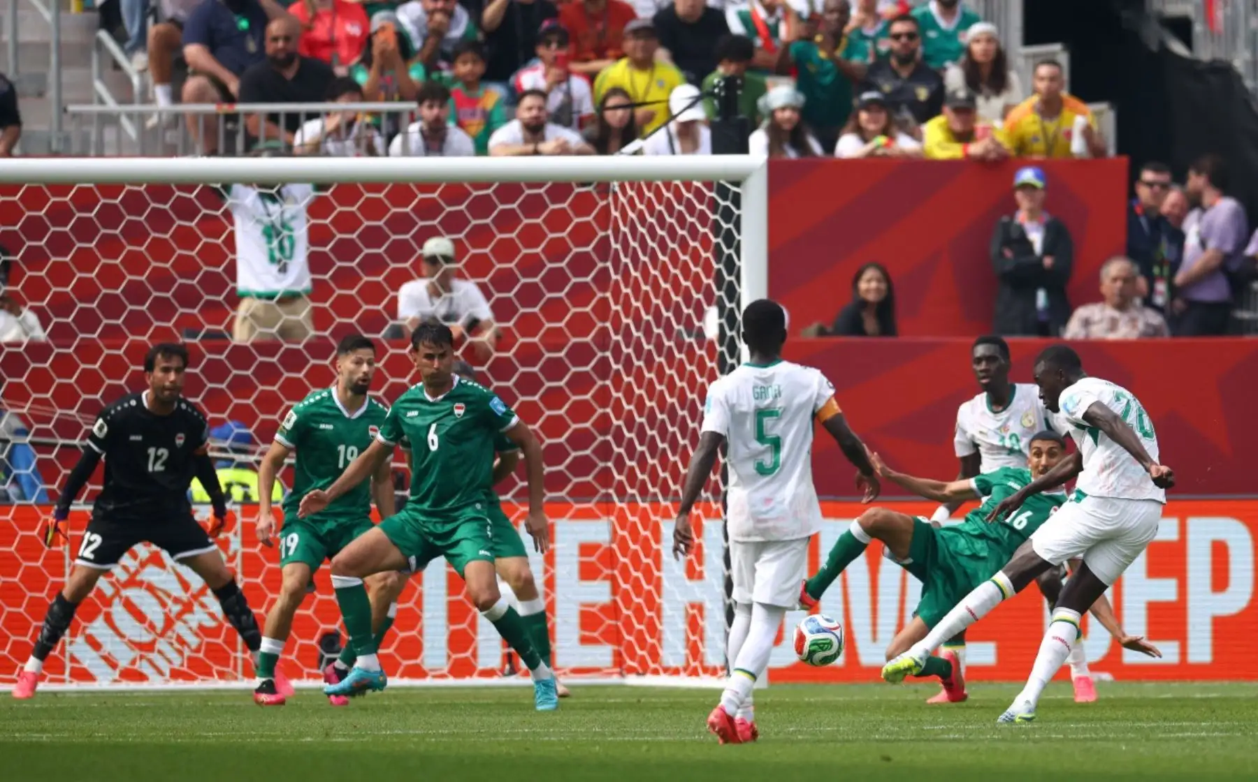 El centrocampista senegalés Pape Gueye, número 26, anota el cuarto gol de su equipo durante el partido de fútbol del Grupo I de la Copa Mundial de 2026 entre Senegal e Irak en el Estadio de Toronto, el 26 de junio de 2026. (Foto de Cole Burston / AFP)