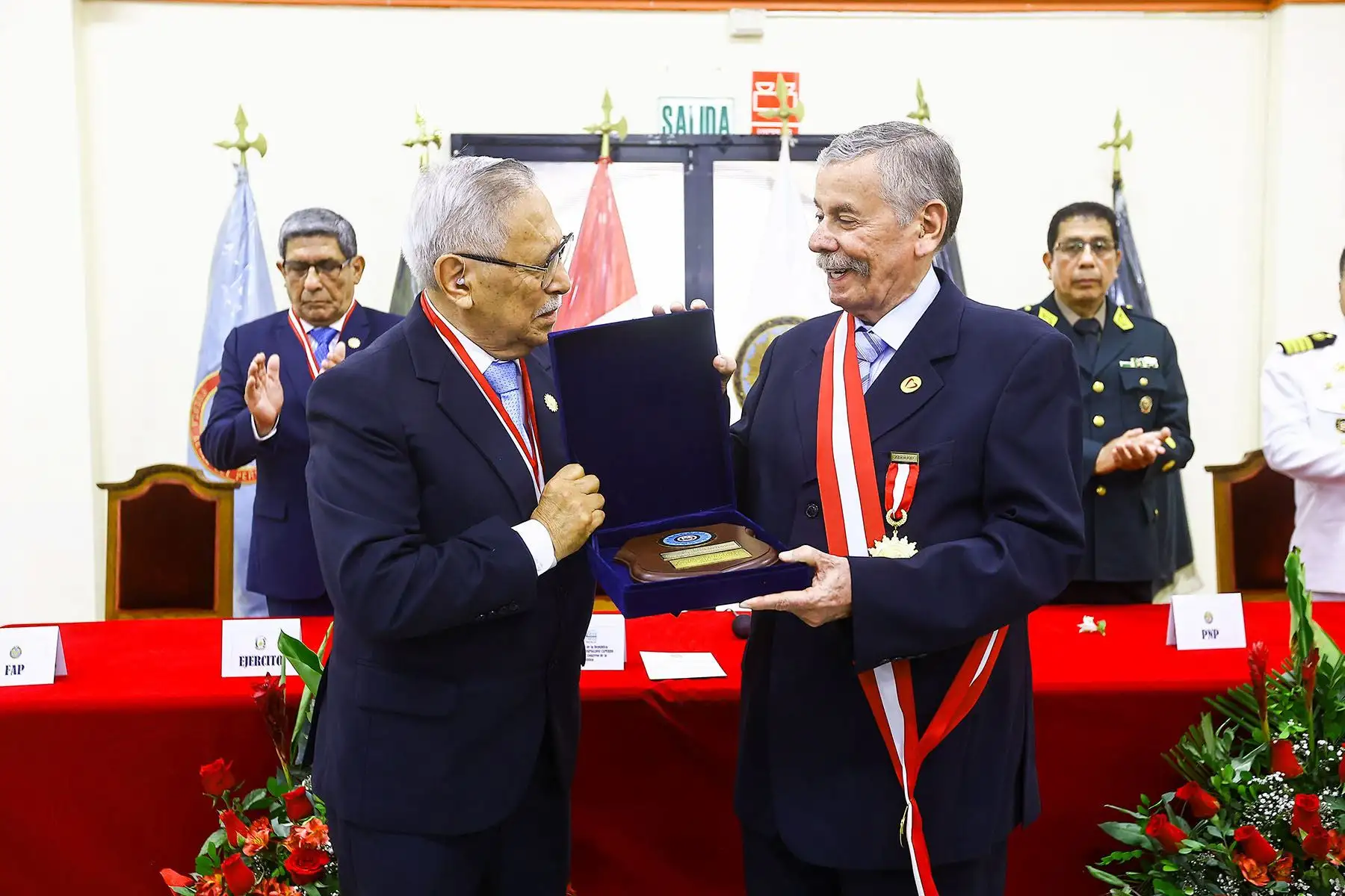 Rospigliosi recibe la máxima distinción de oficiales de FF.AA. y PNP